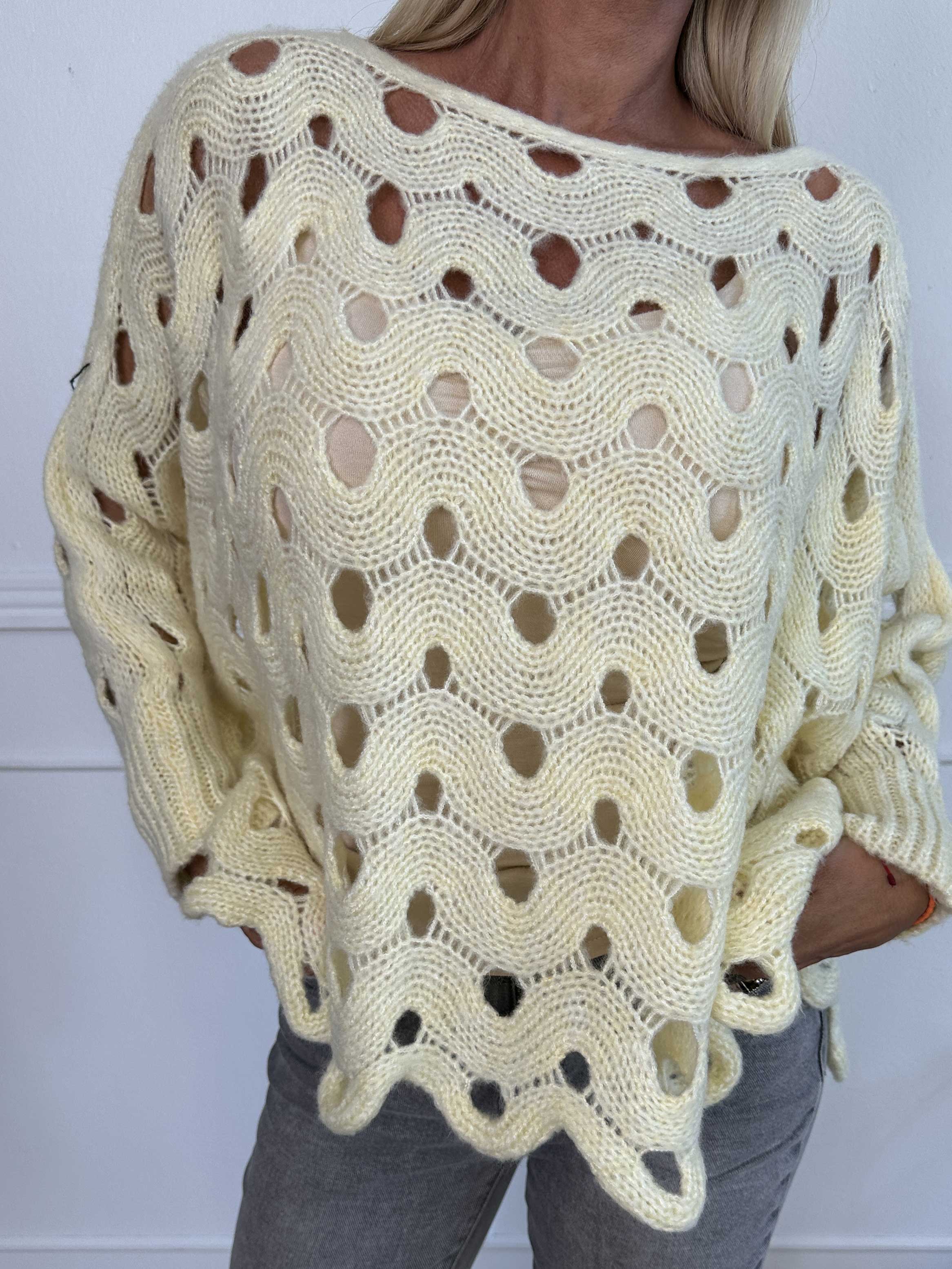 Pia – Oversized stickad tröja med hålmönster och fladdermusärmar