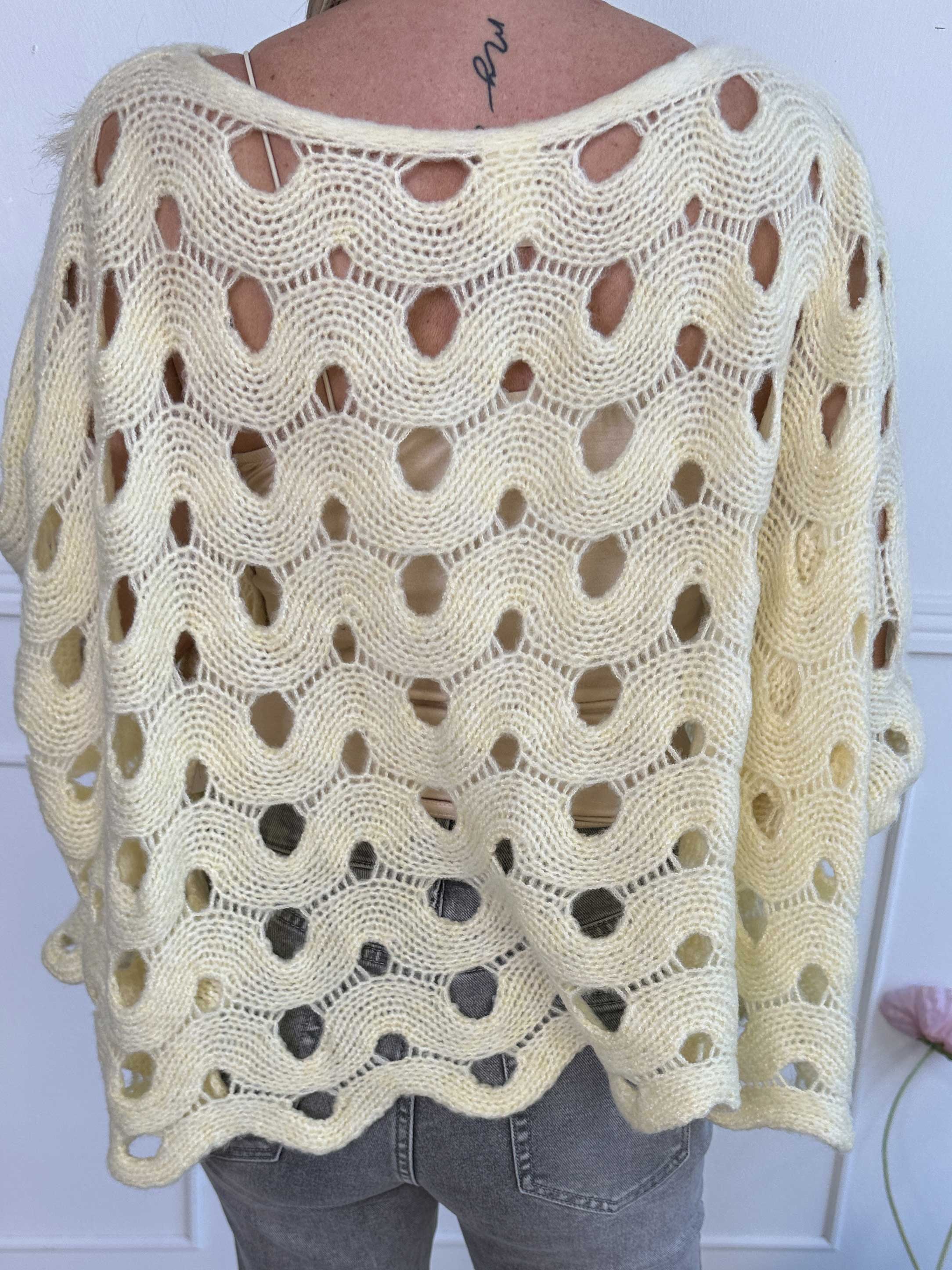 Pia – Oversized stickad tröja med hålmönster och fladdermusärmar