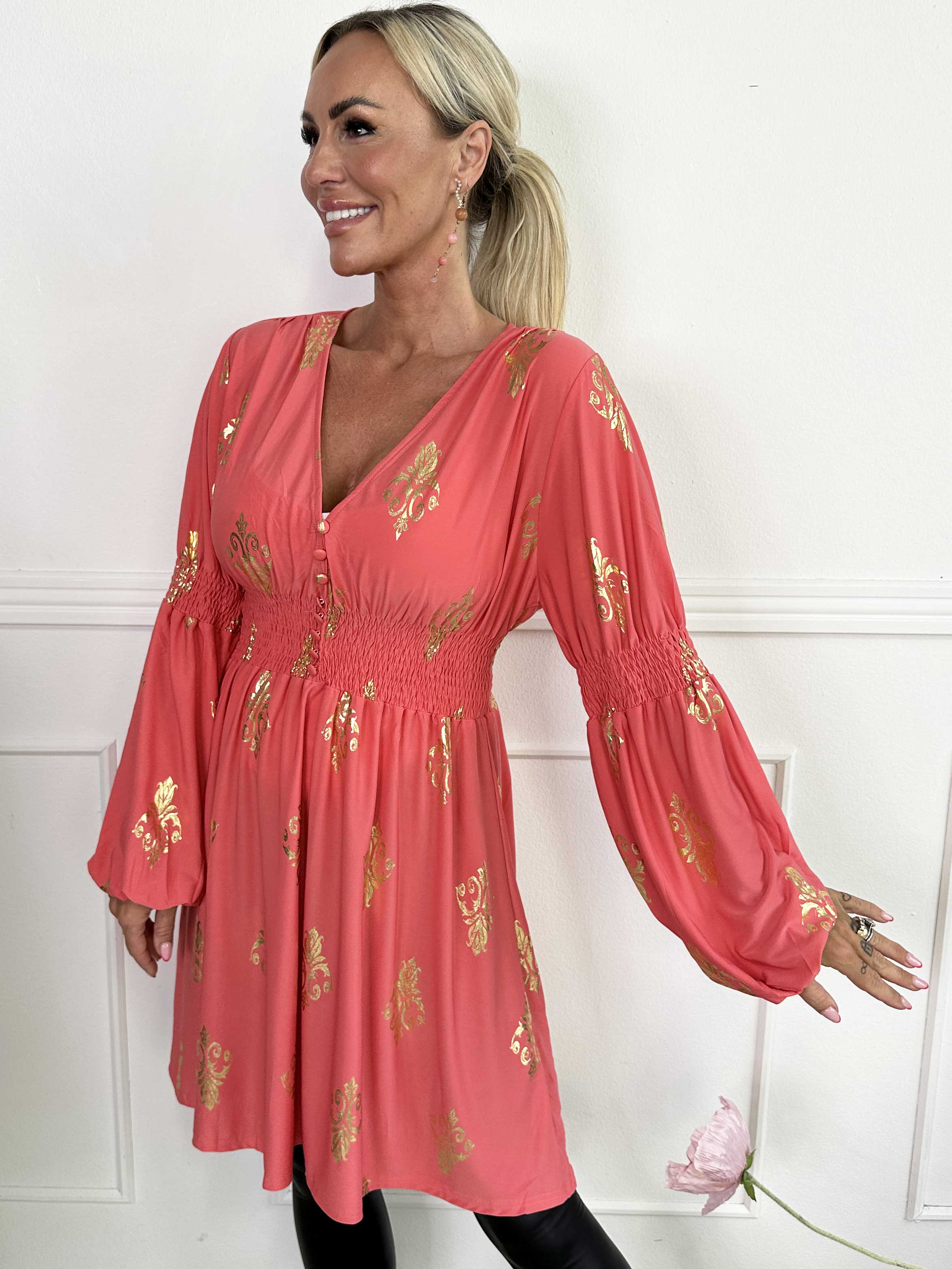 Paige Royal Gold - Elastisk klänning med guldfärgat mönster och knappar vid bysten