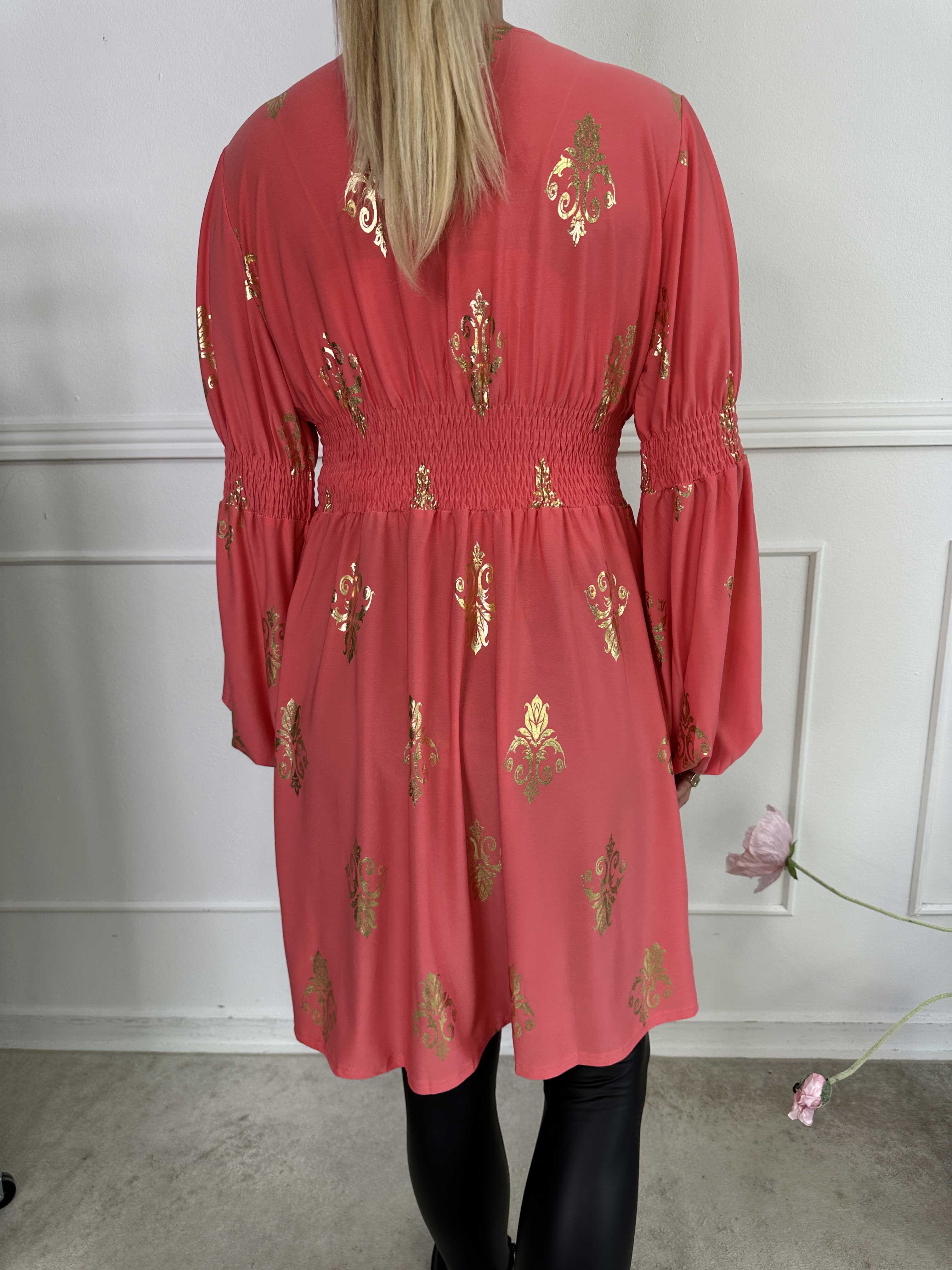 Paige Royal Gold - Elastisk klänning med guldfärgat mönster och knappar vid bysten