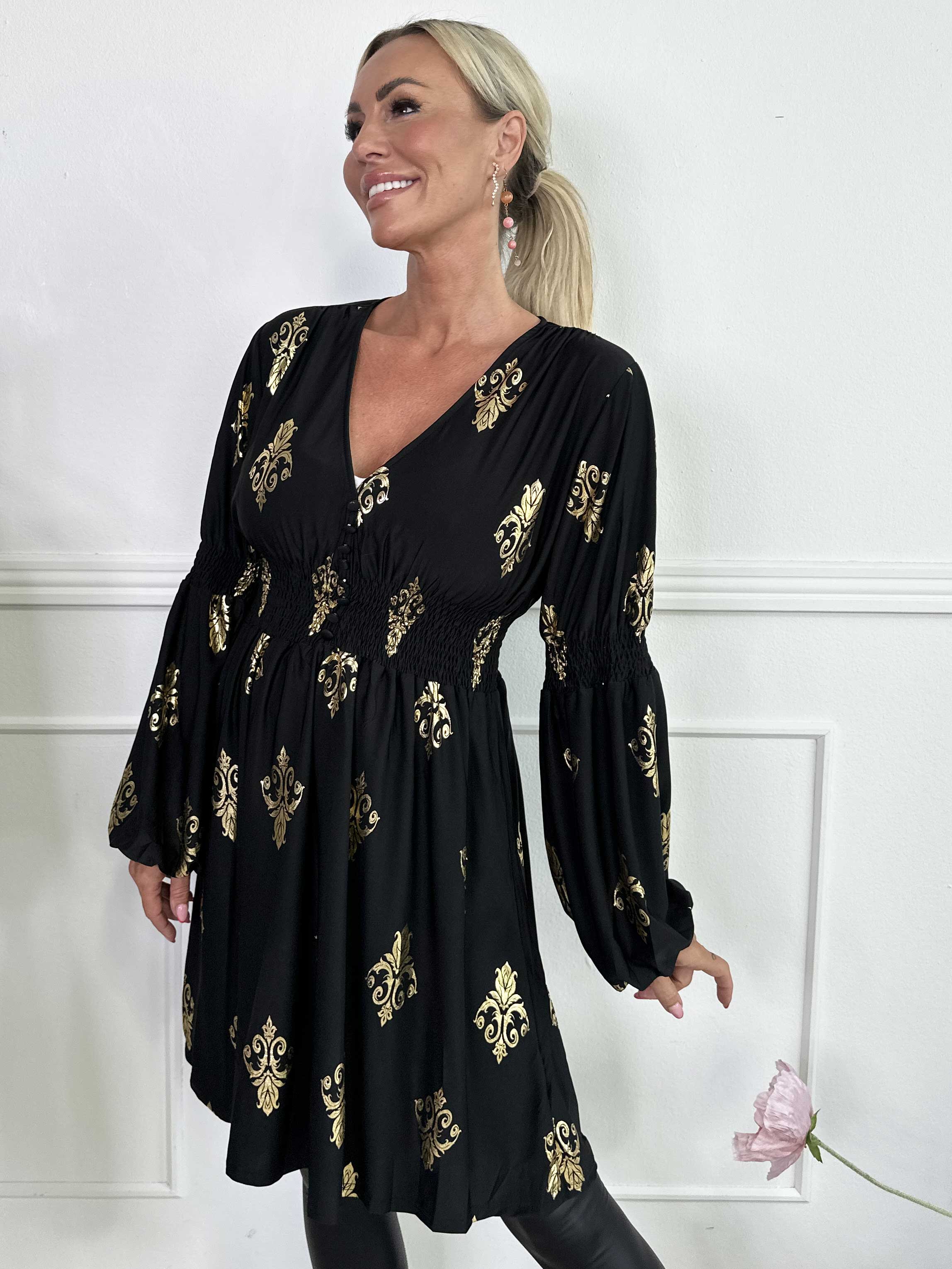 Paige Royal Gold - Elastisk klänning med guldfärgat mönster och knappar vid bysten