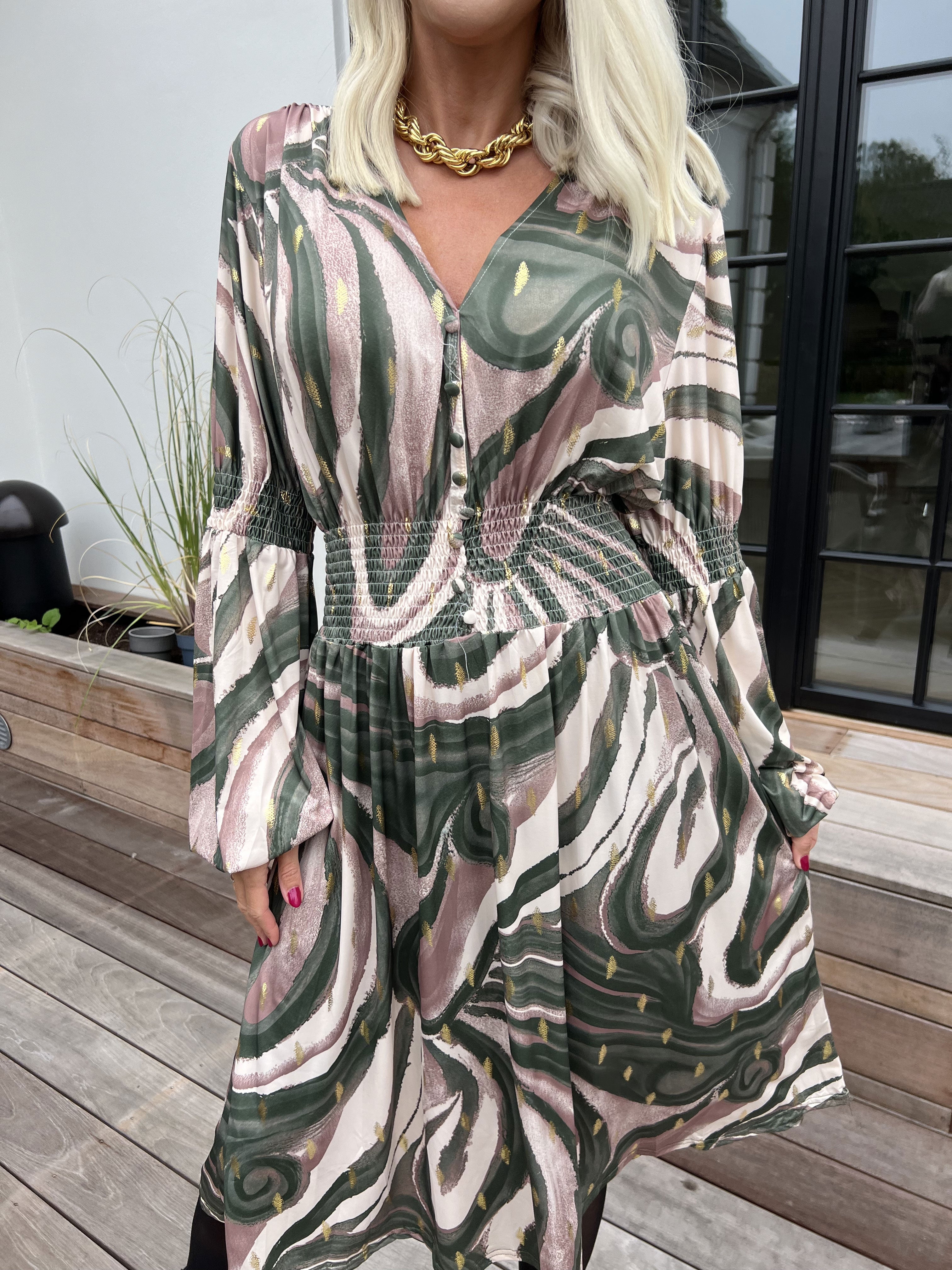 Paige Swirls - Elastisk mönstrad klänning med smock och knappar vid bysten