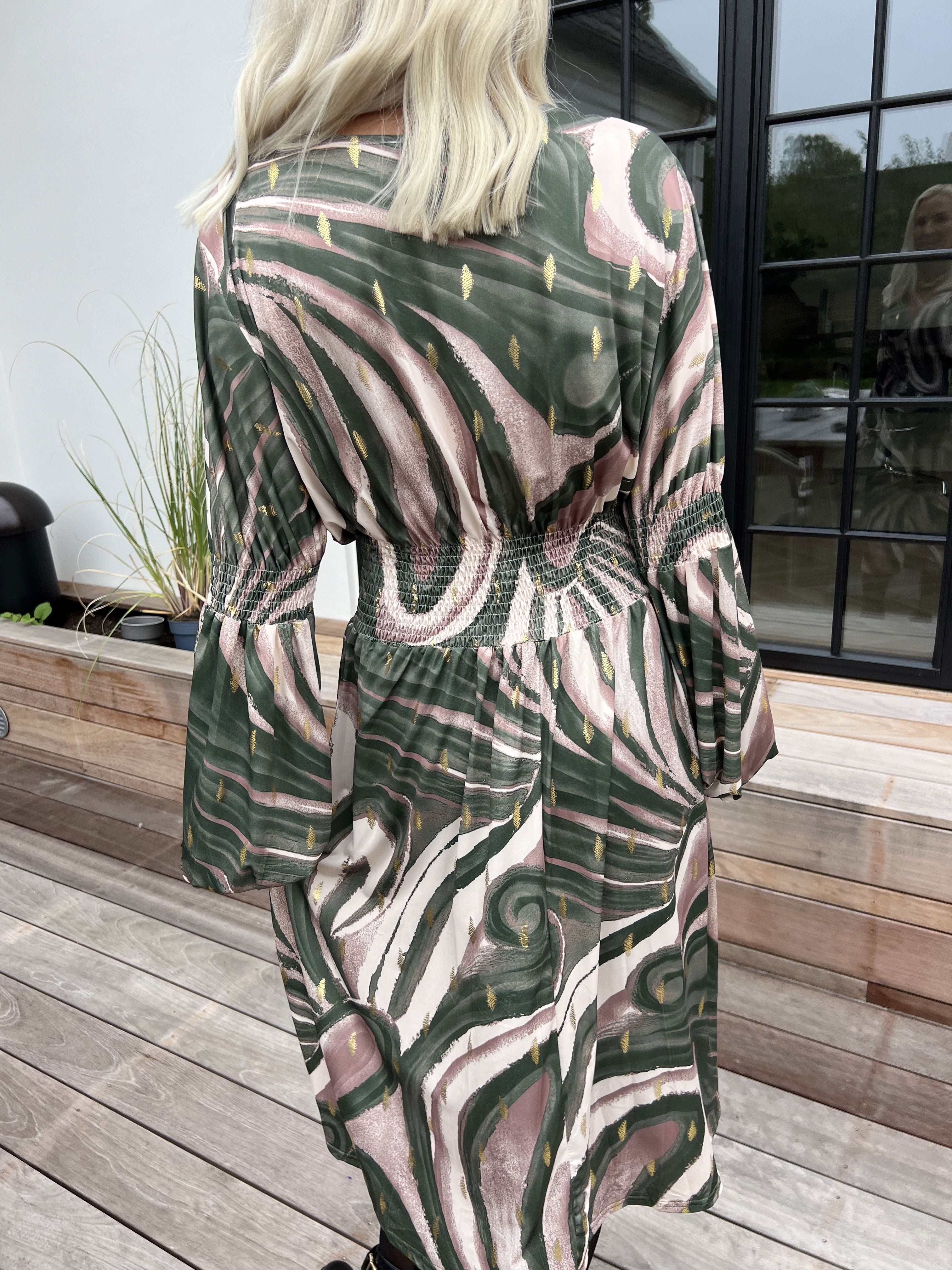 Paige Swirls - Elastisk mönstrad klänning med smock och knappar vid bysten