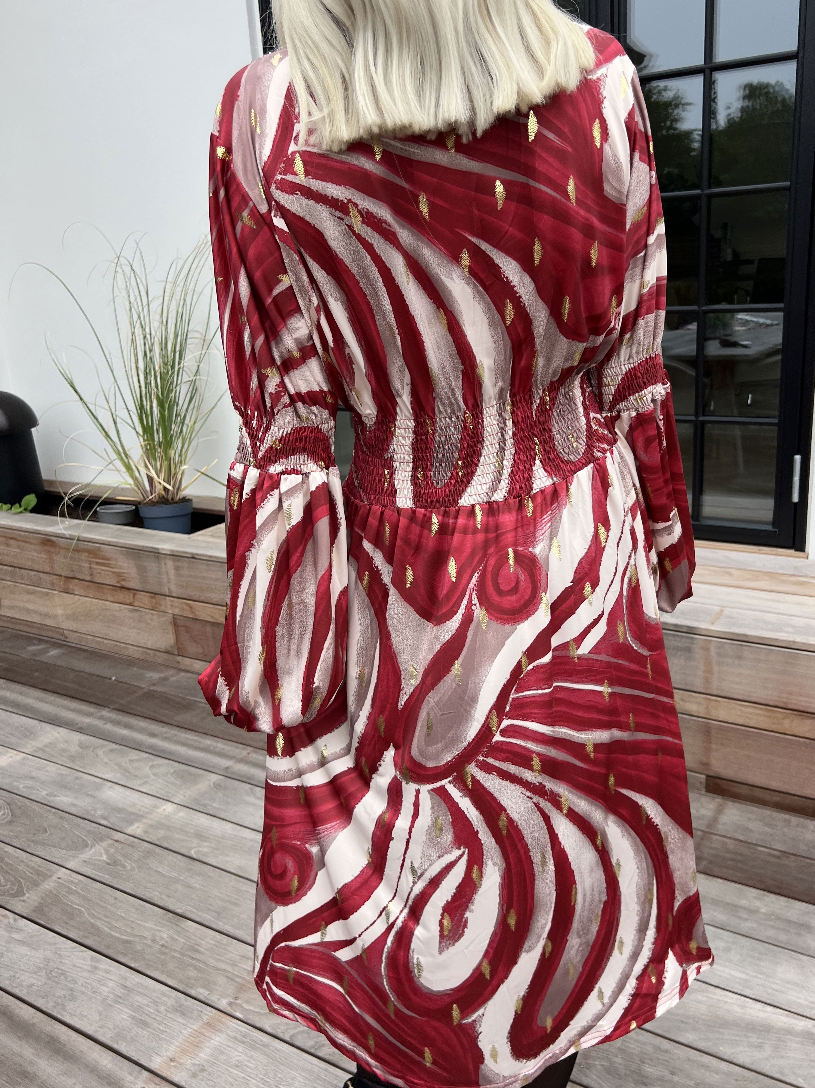 Paige Swirls - Elastisk mönstrad klänning med smock och knappar vid bysten