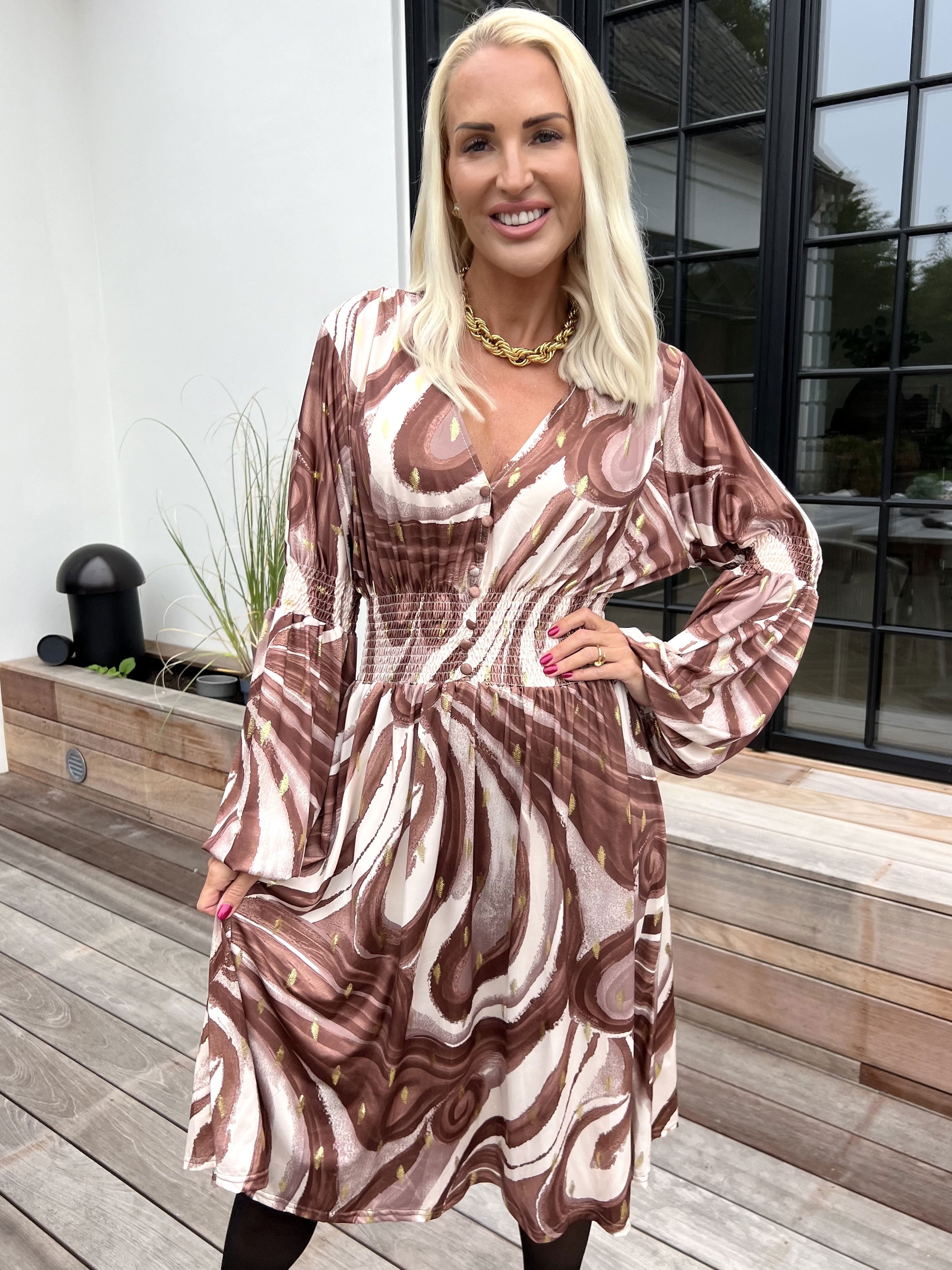 Paige Swirls - Elastisk mönstrad klänning med smock och knappar vid bysten