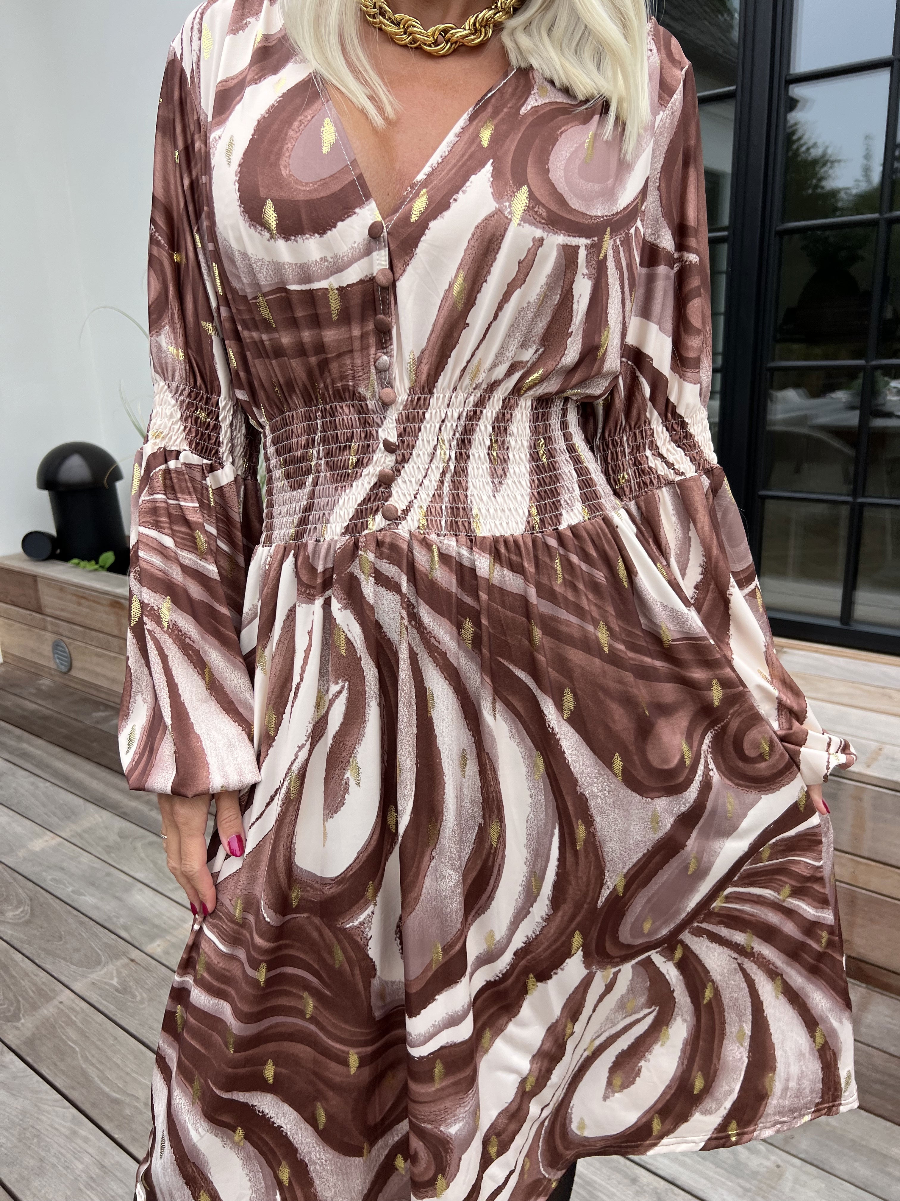 Paige Swirls - Elastisk mönstrad klänning med smock och knappar vid bysten