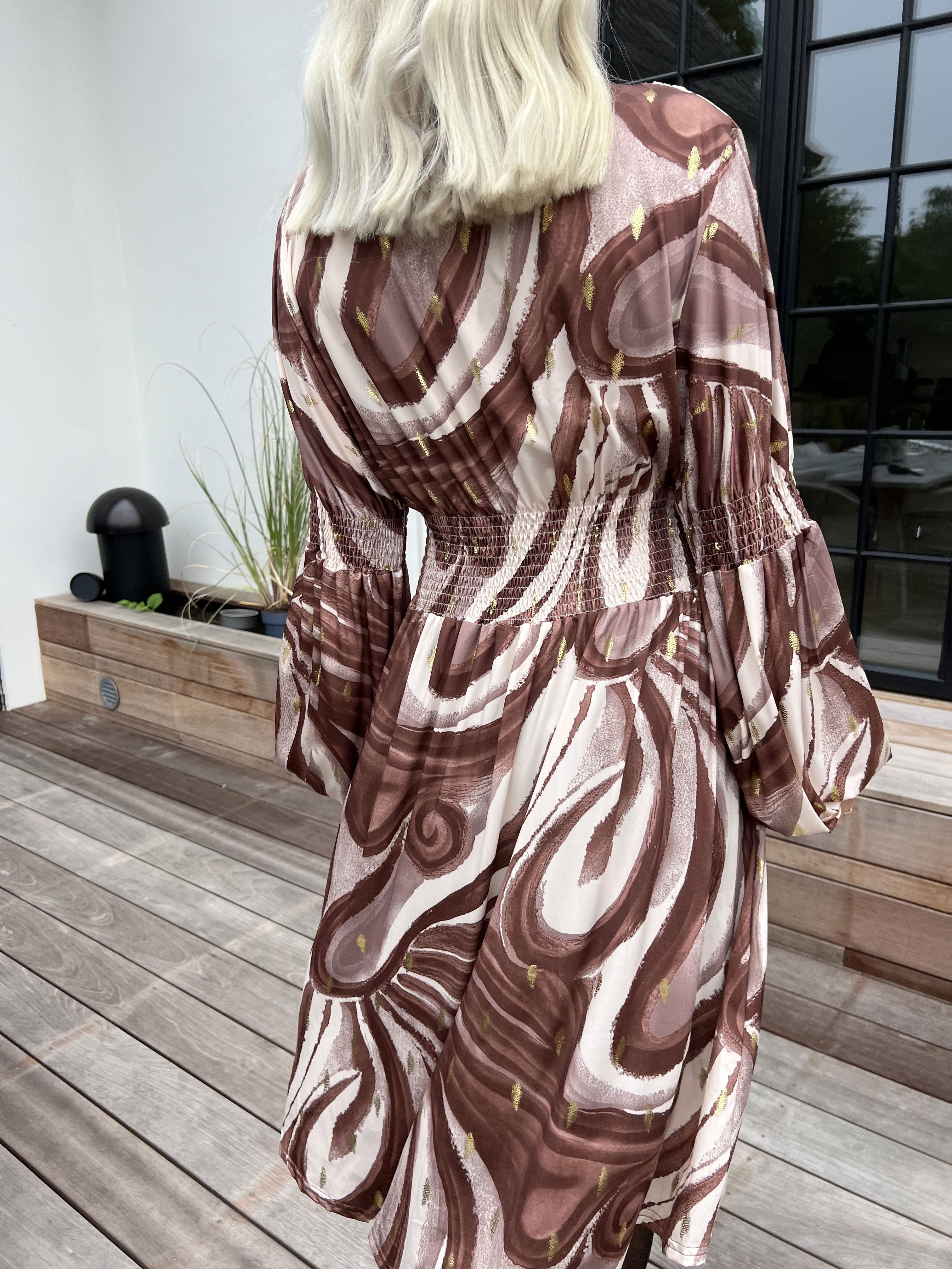 Paige Swirls - Elastisk mönstrad klänning med smock och knappar vid bysten