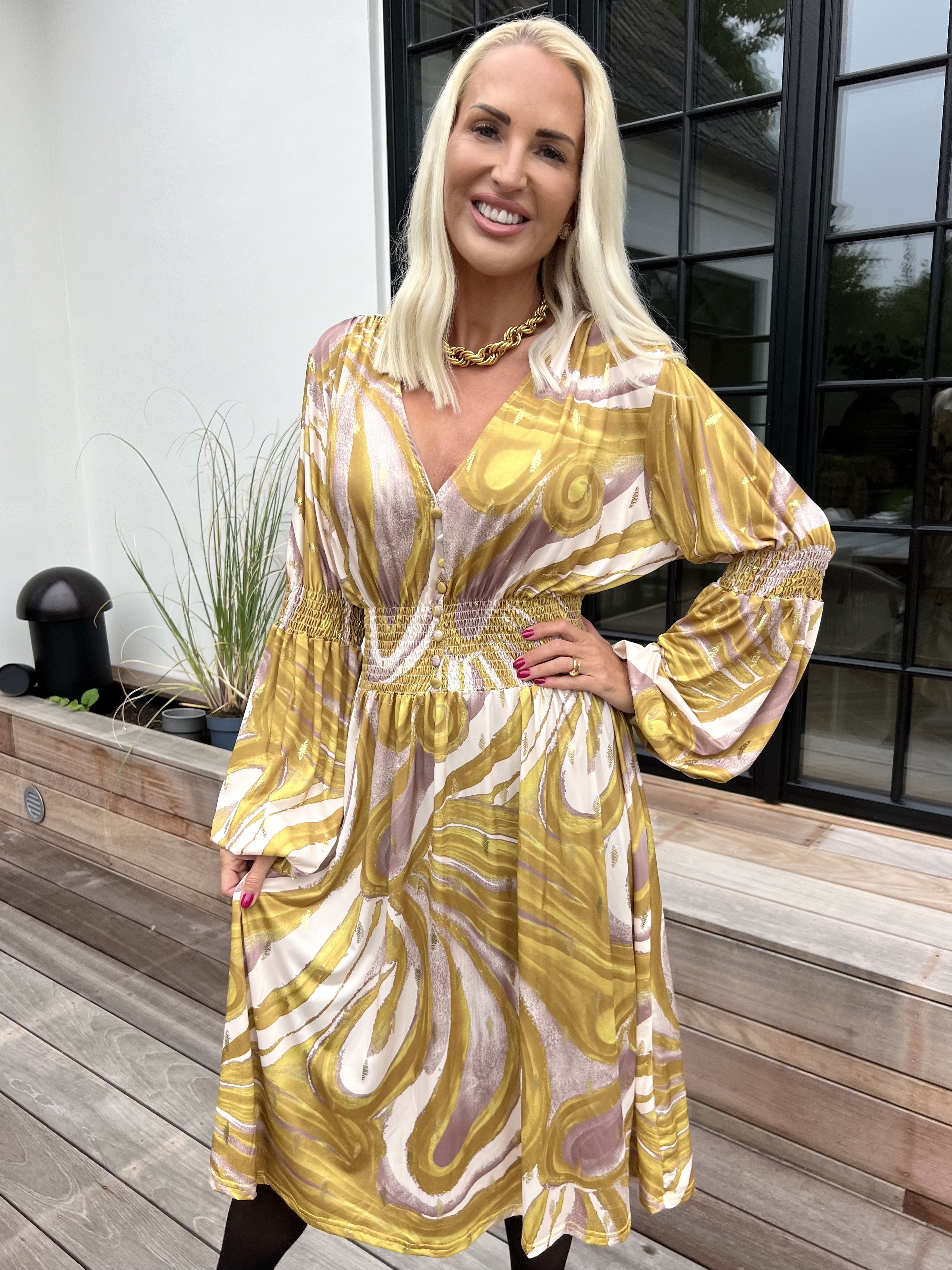 Paige Swirls - Elastisk mönstrad klänning med smock och knappar vid bysten