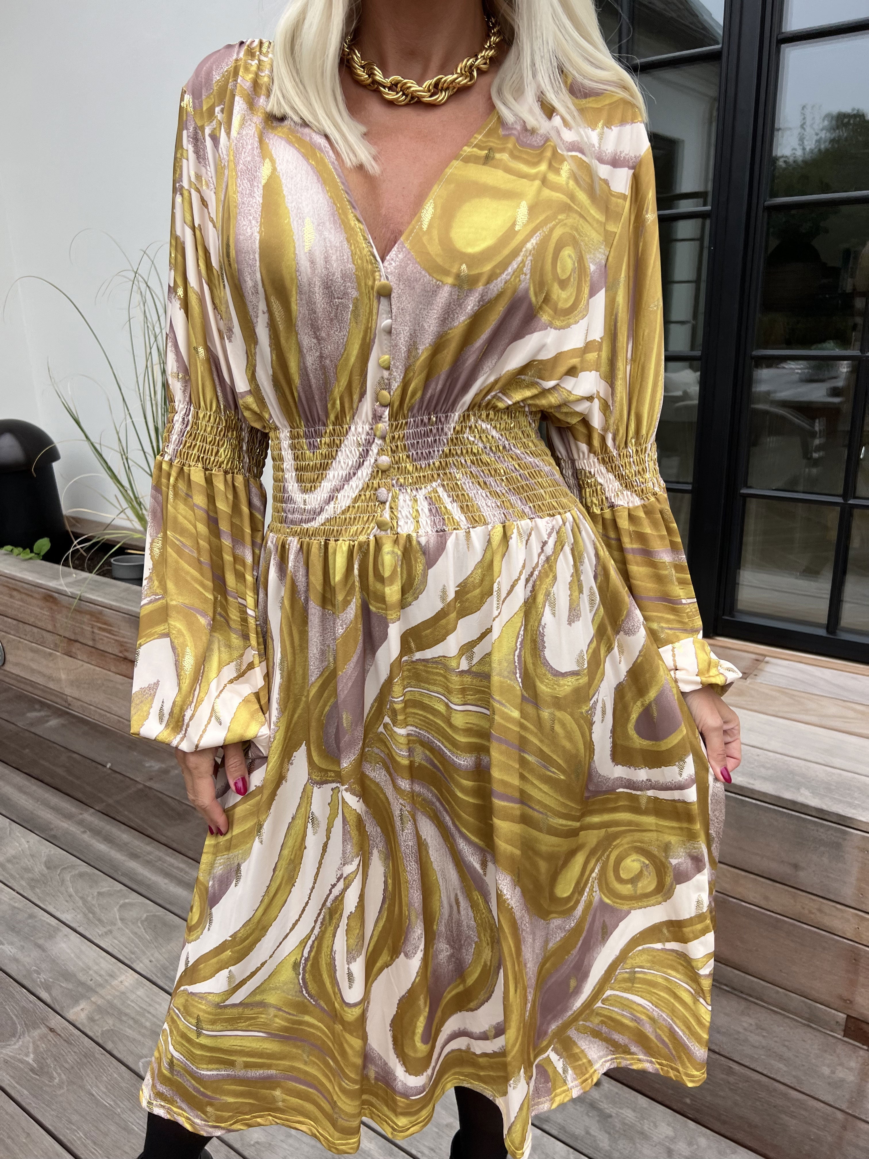 Paige Swirls - Elastisk mönstrad klänning med smock och knappar vid bysten