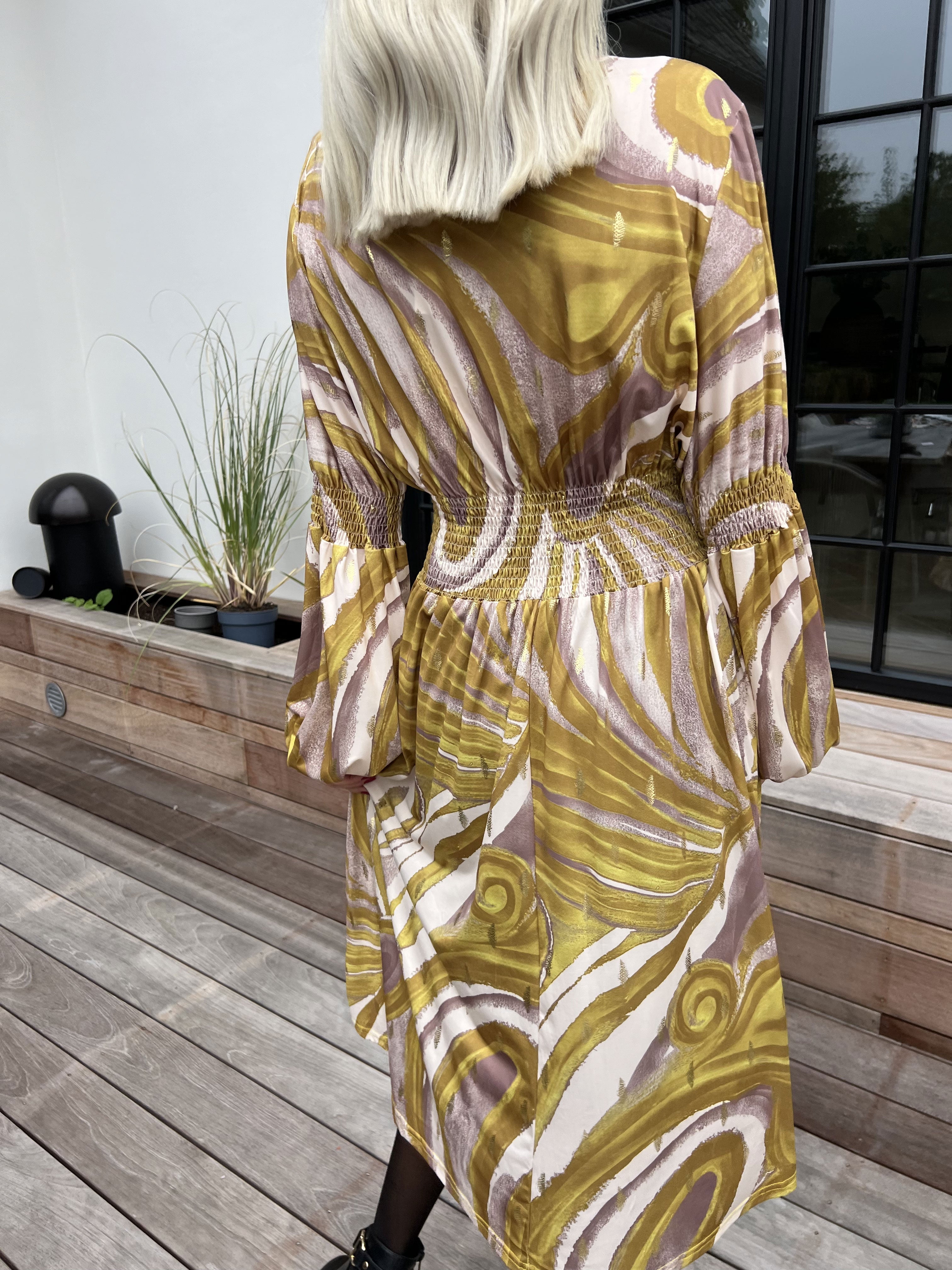 Paige Swirls - Elastisk mönstrad klänning med smock och knappar vid bysten