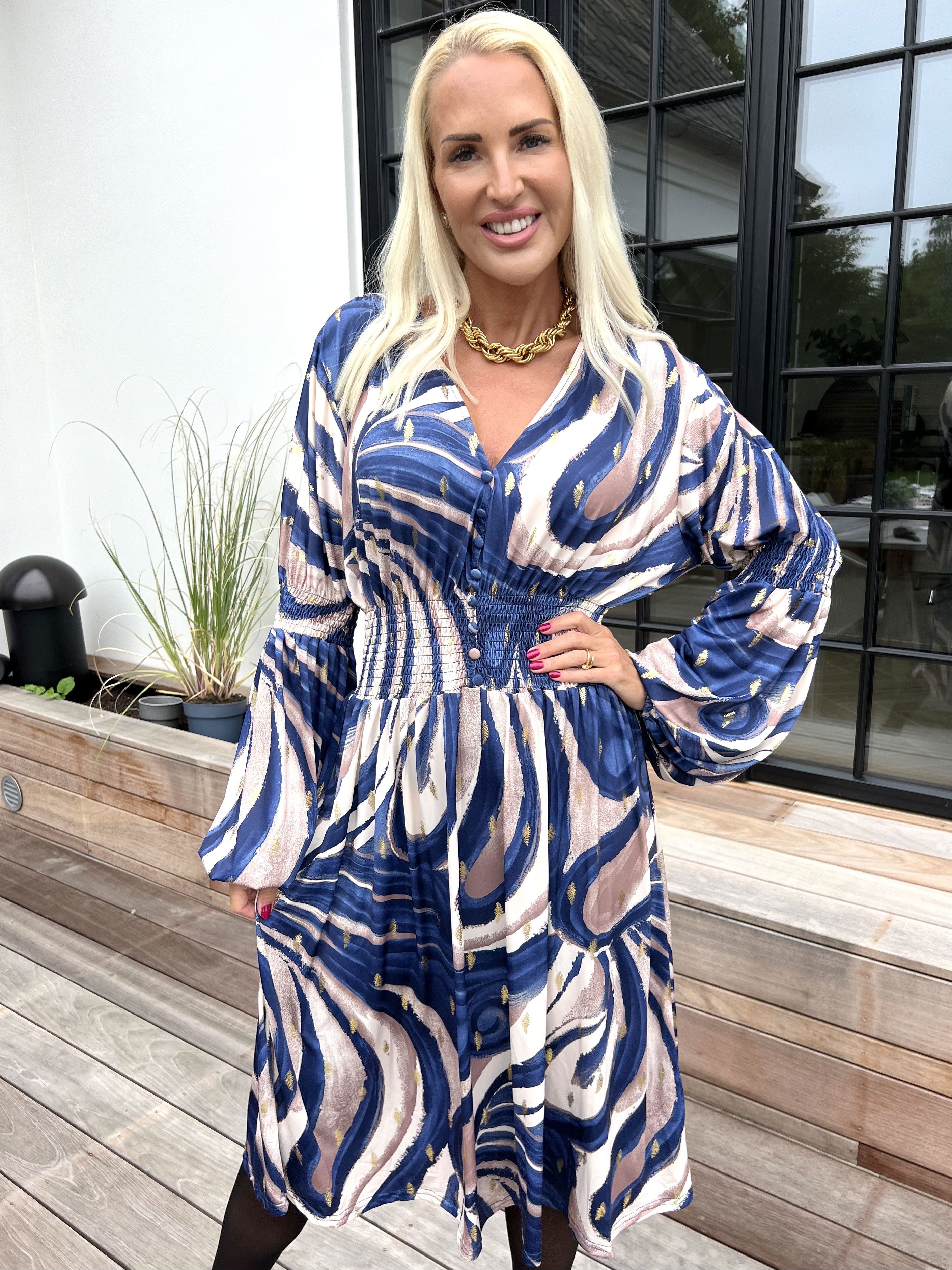 Paige Swirls - Elastisk mönstrad klänning med smock och knappar vid bysten