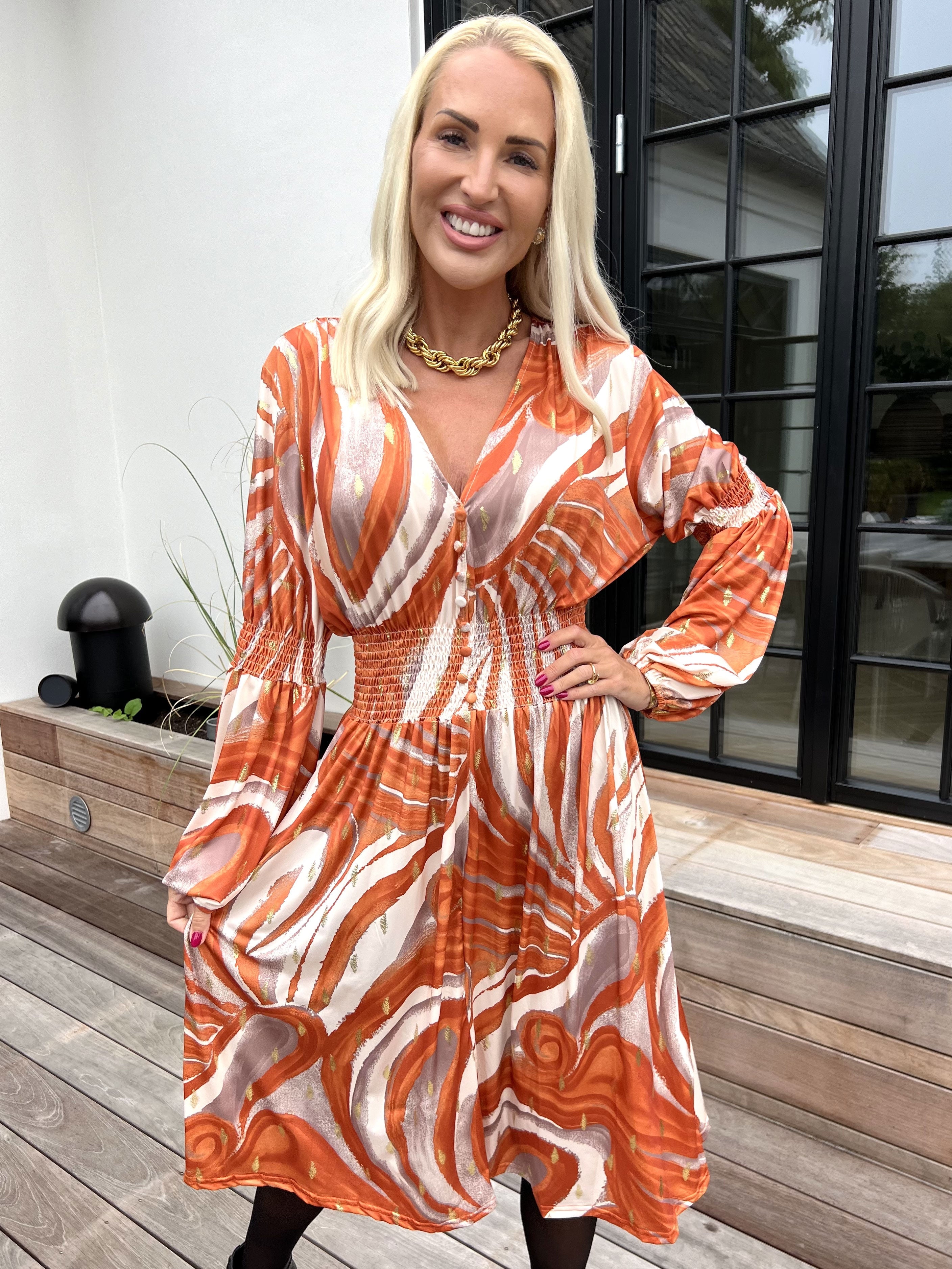 Paige Swirls - Elastisk mönstrad klänning med smock och knappar vid bysten