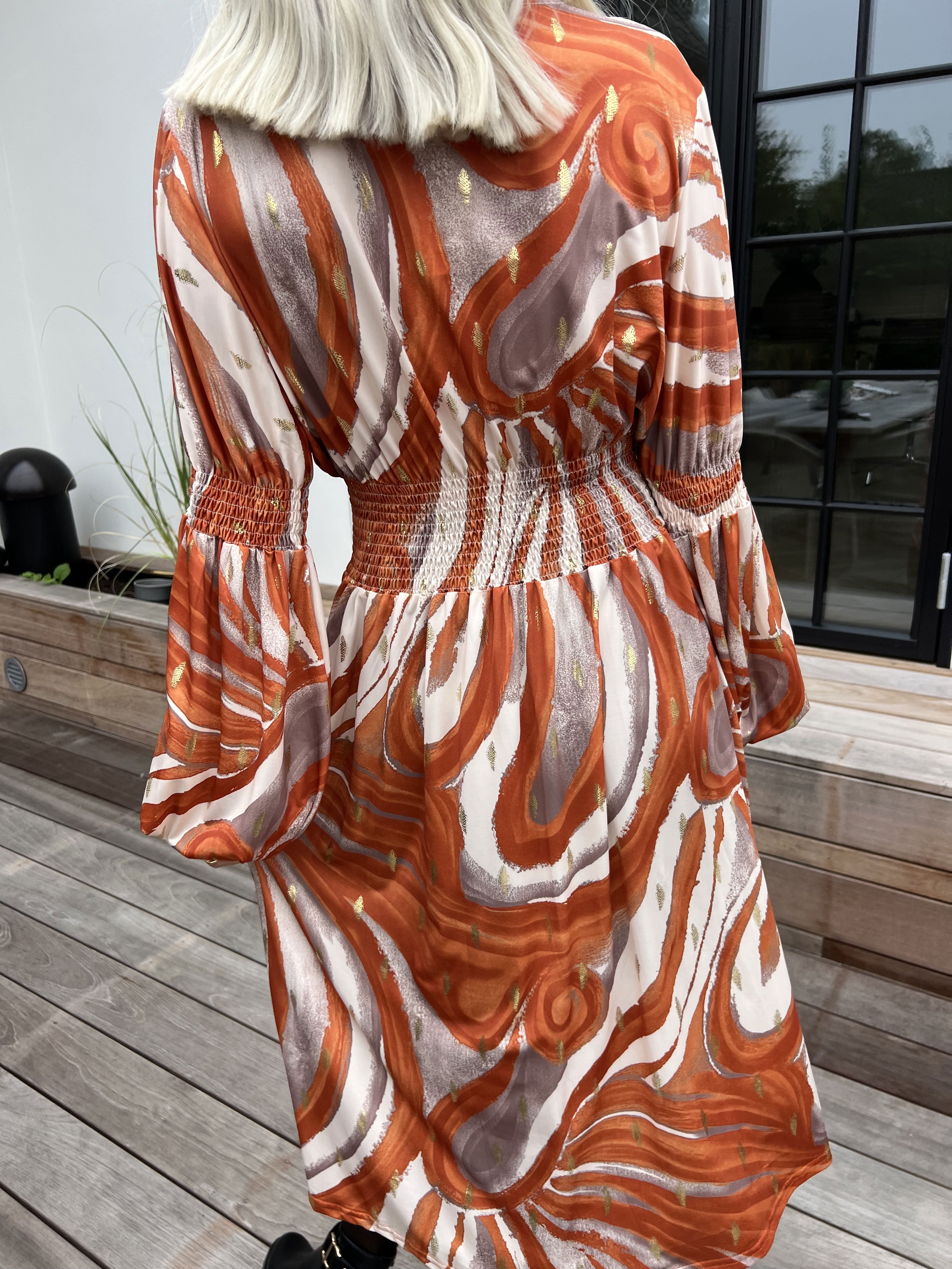 Paige Swirls - Elastisk mönstrad klänning med smock och knappar vid bysten