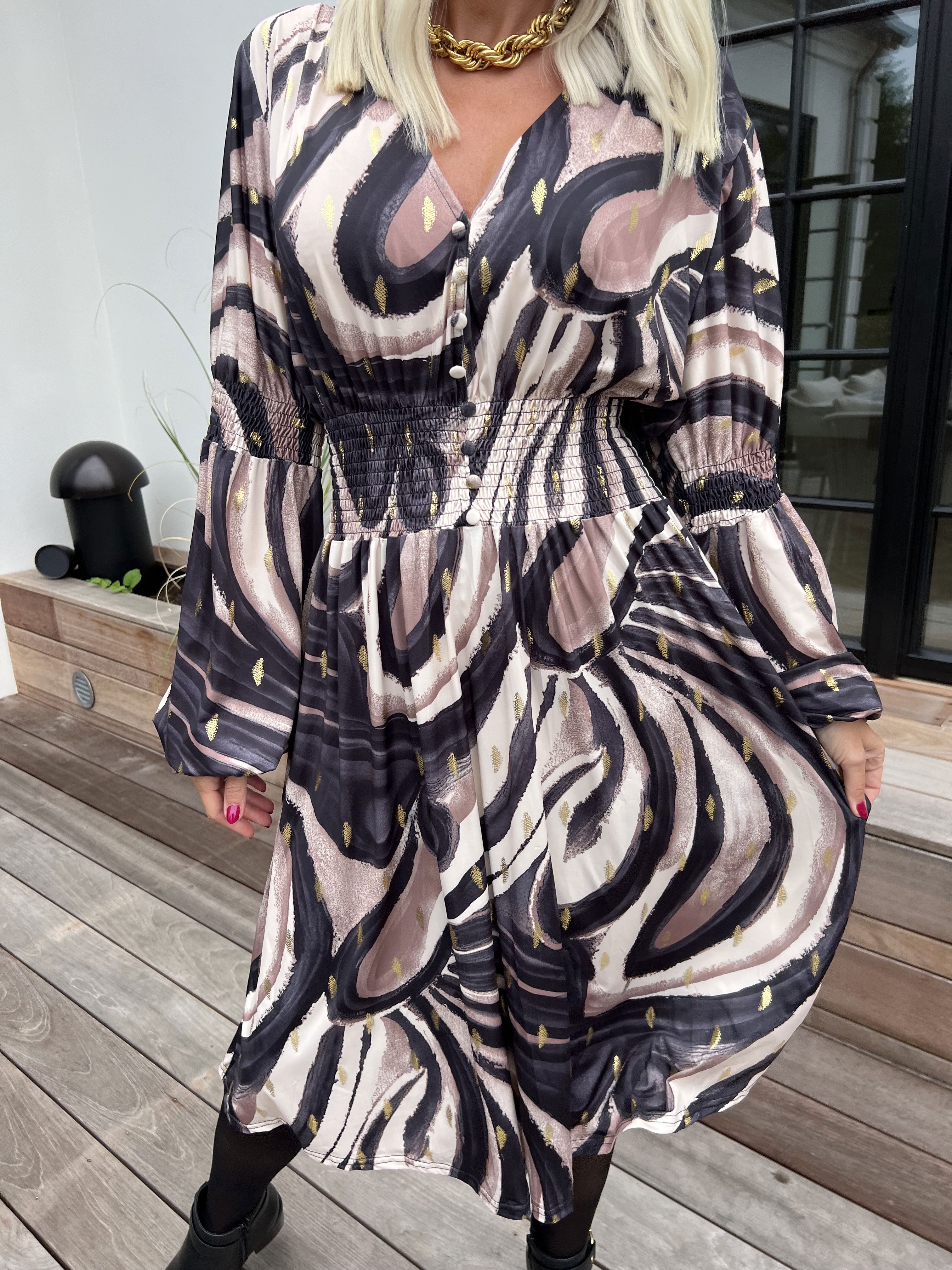 Paige Swirls - Elastisk mönstrad klänning med smock och knappar vid bysten