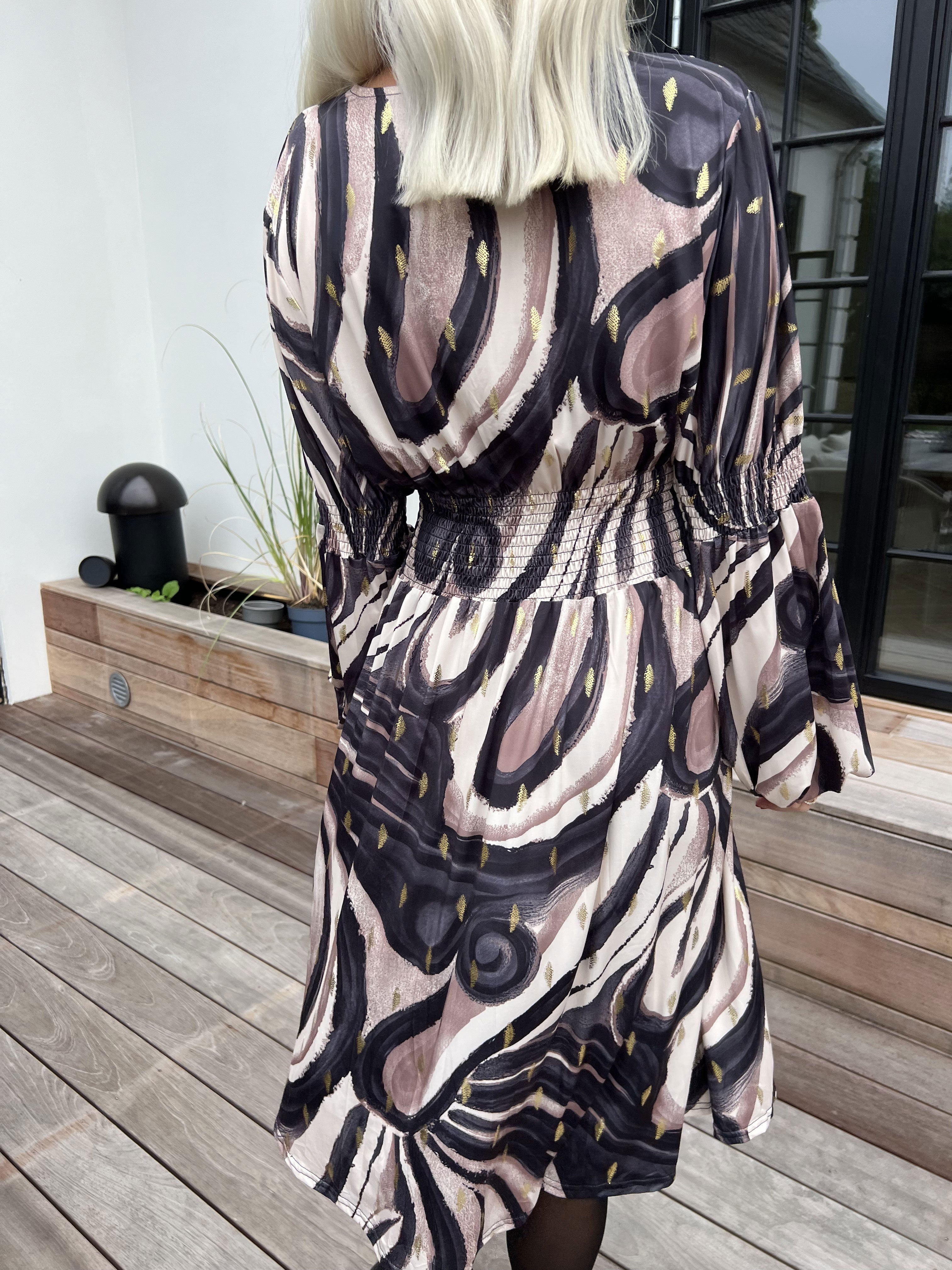 Paige Swirls - Elastisk mönstrad klänning med smock och knappar vid bysten