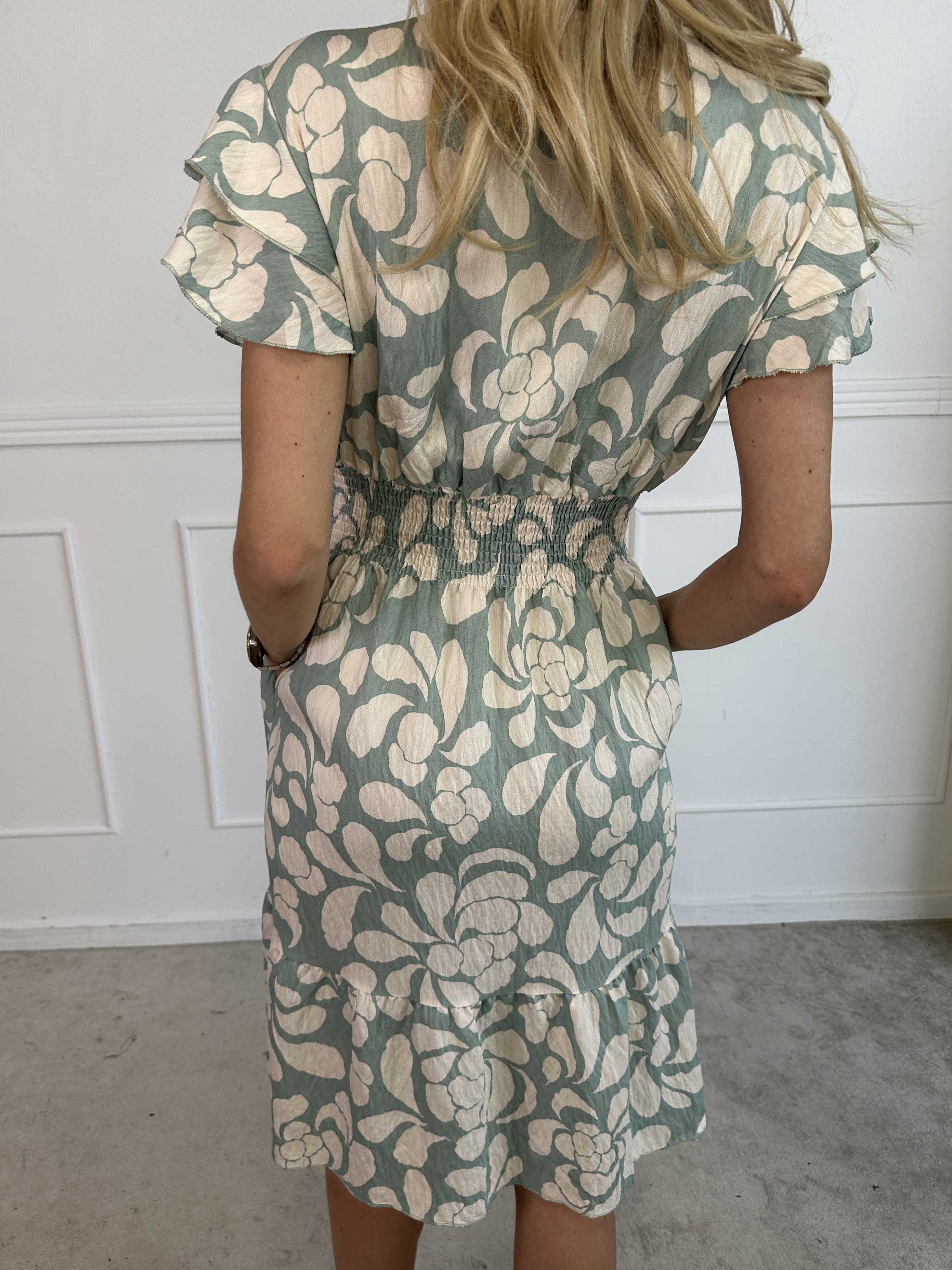 Palina Flower Short - Blommig klänning i viskos med resår