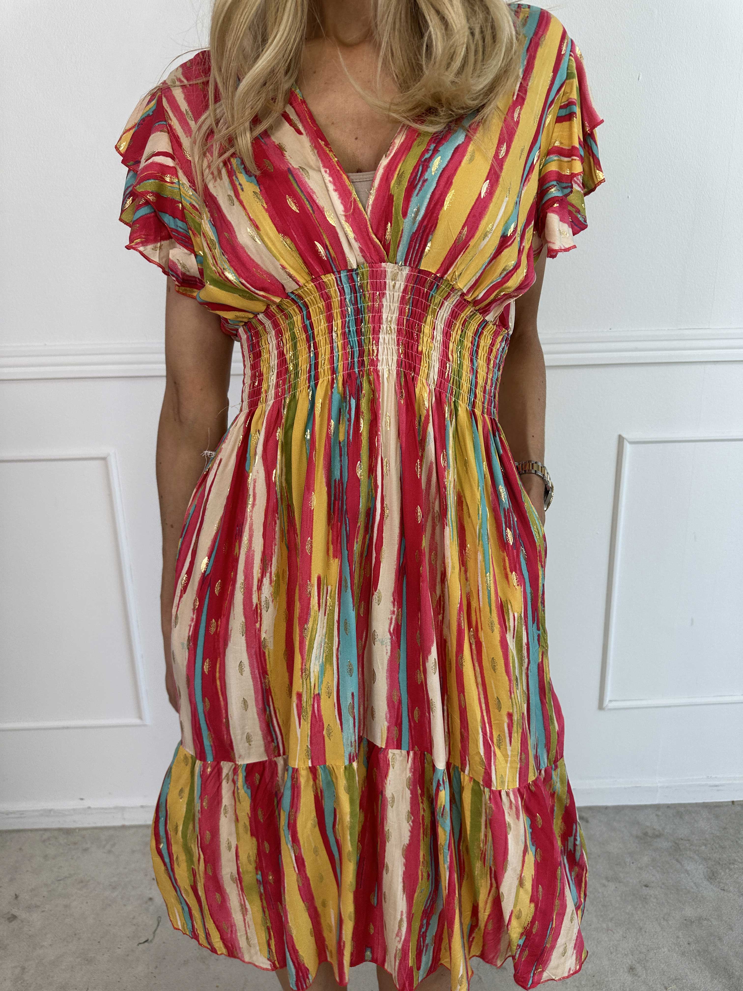 Palina Stripe Short - Söt randig klänning i viskos med gulddetaljer