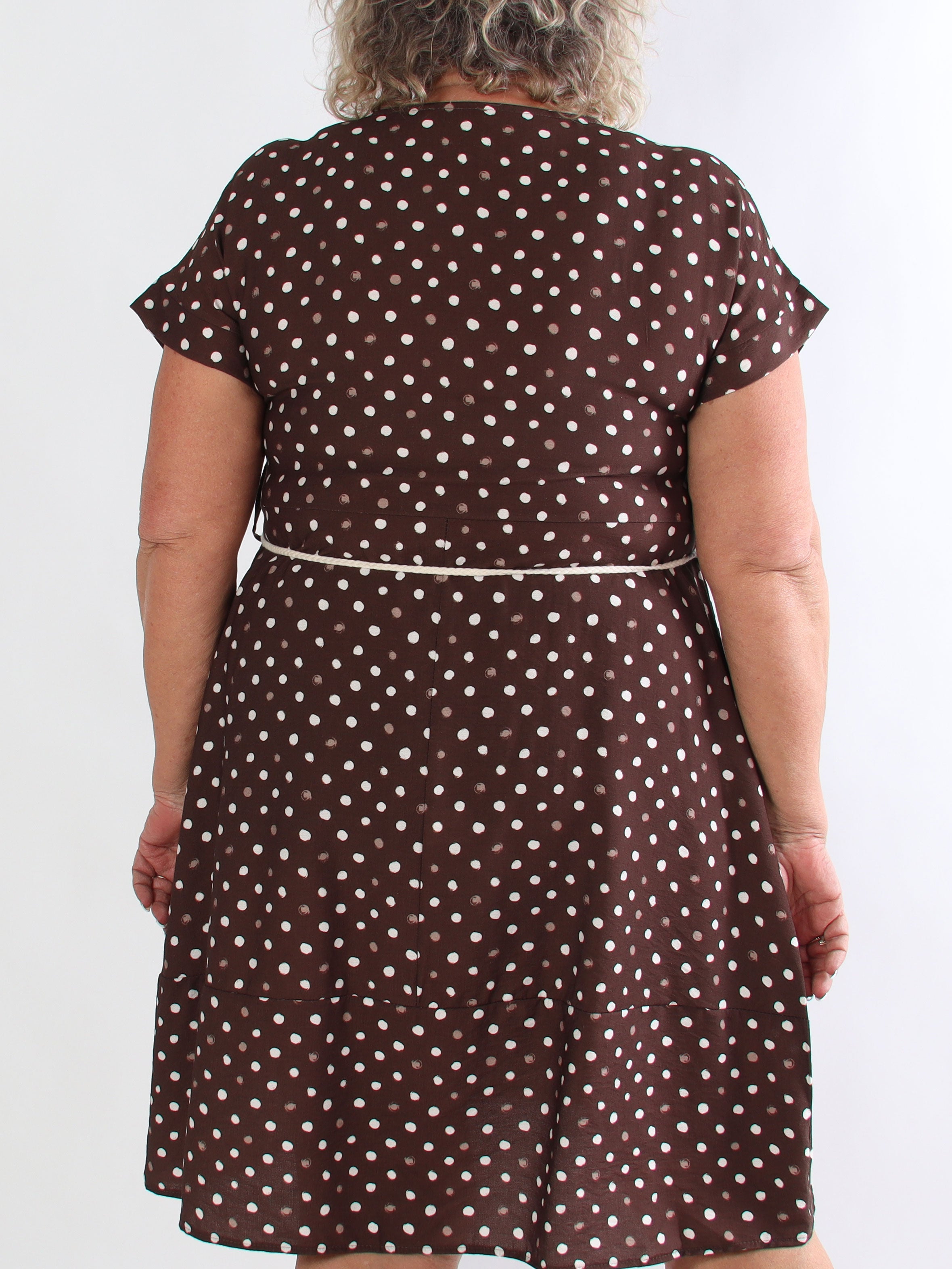 Palla - Prikket plus size kjole i en viskoseblanding med flettet bindebånd