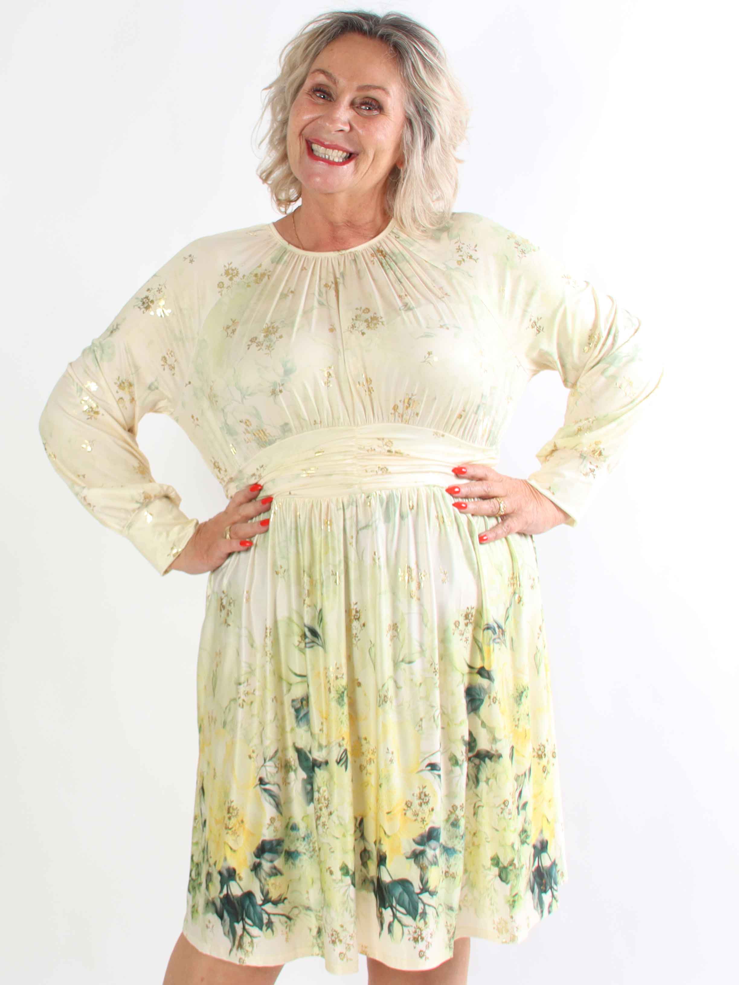 Paloma Ethereal Short - Plus size kjole med fint blomsterprint og gulddetaljer