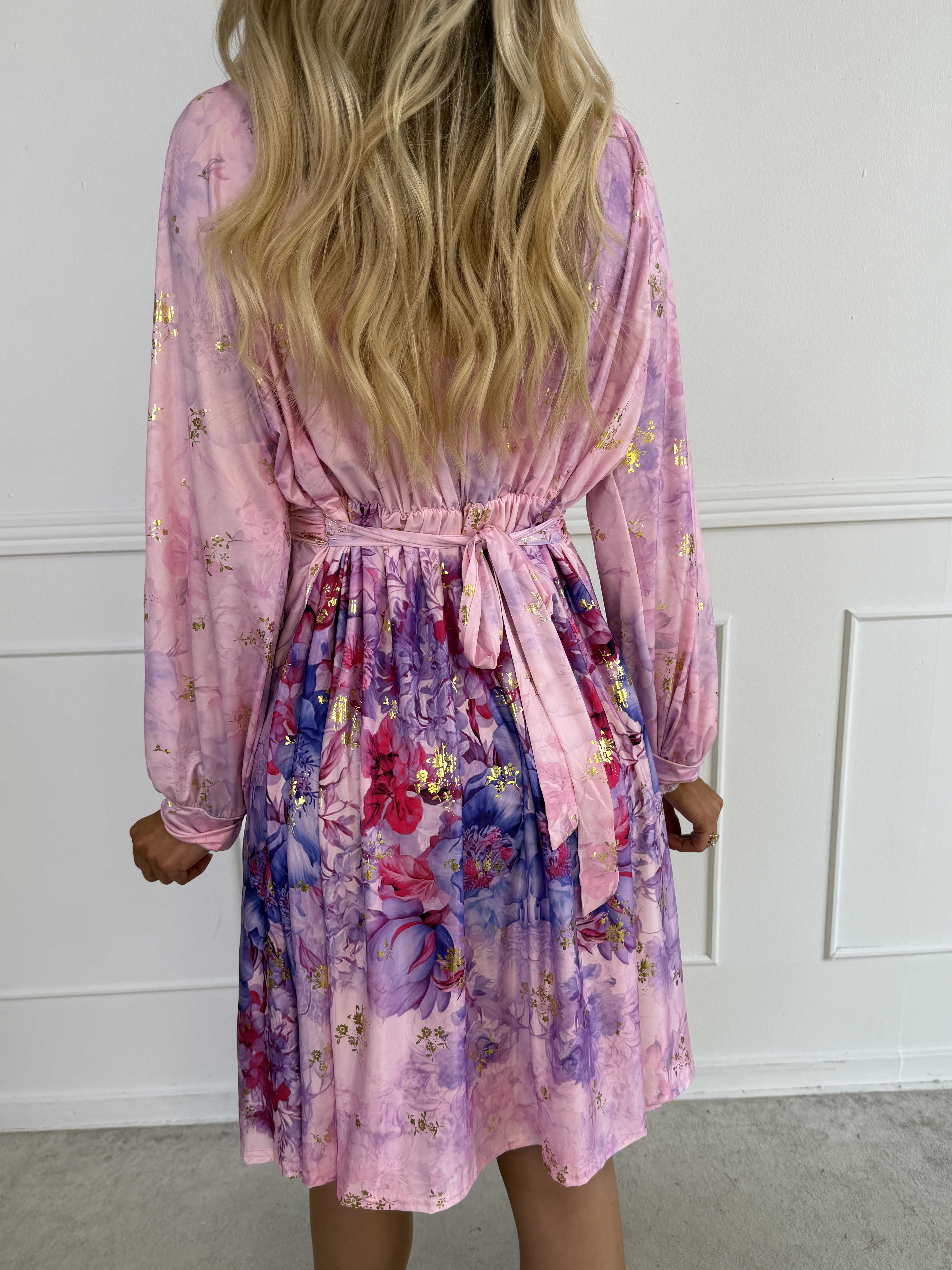 Paloma Ethereal Short - Elastisk kjole med fint blomsterprint og gulddetaljer