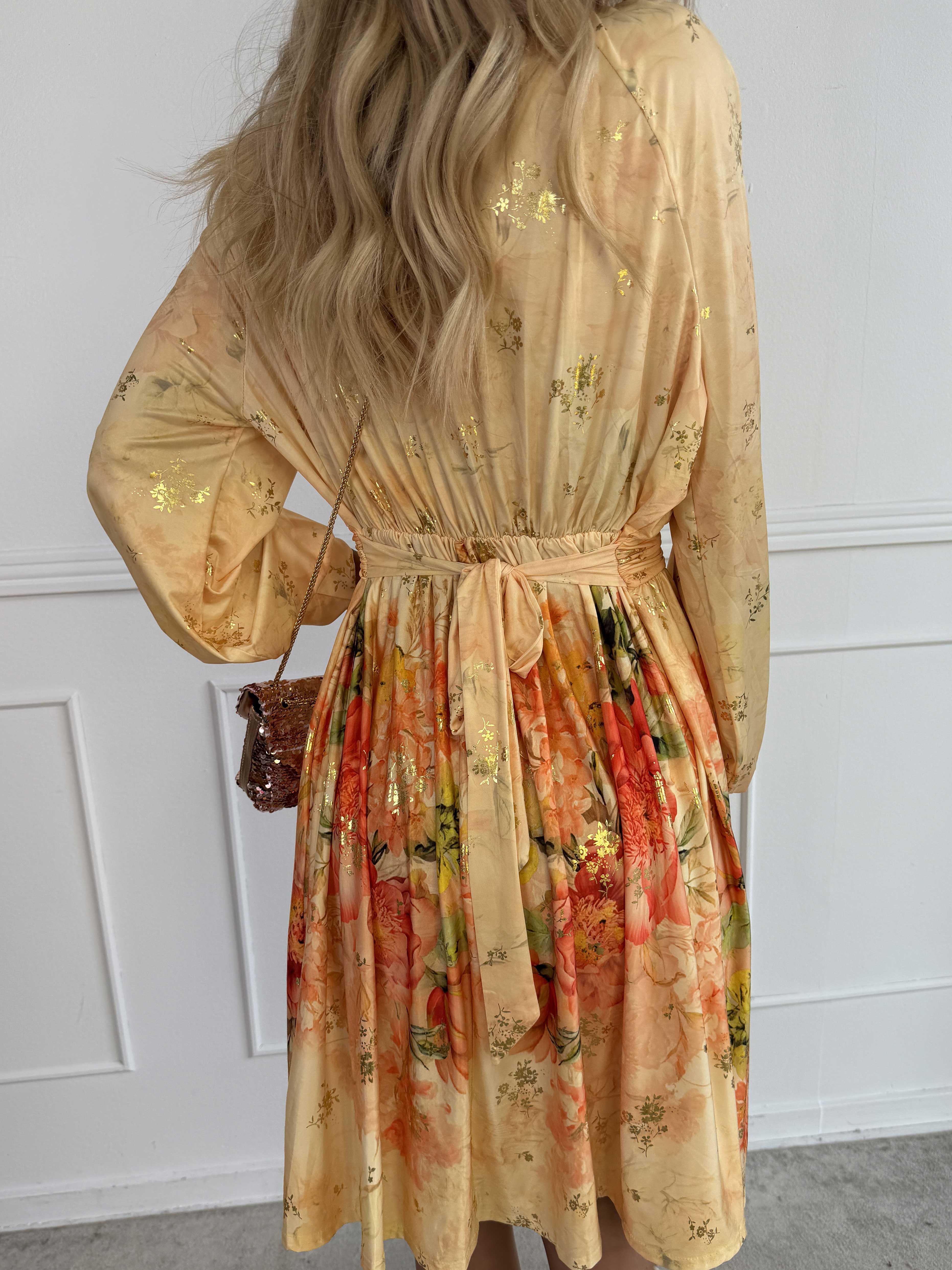 Paloma Ethereal Short - Elastisk kjole med fint blomsterprint og gulddetaljer