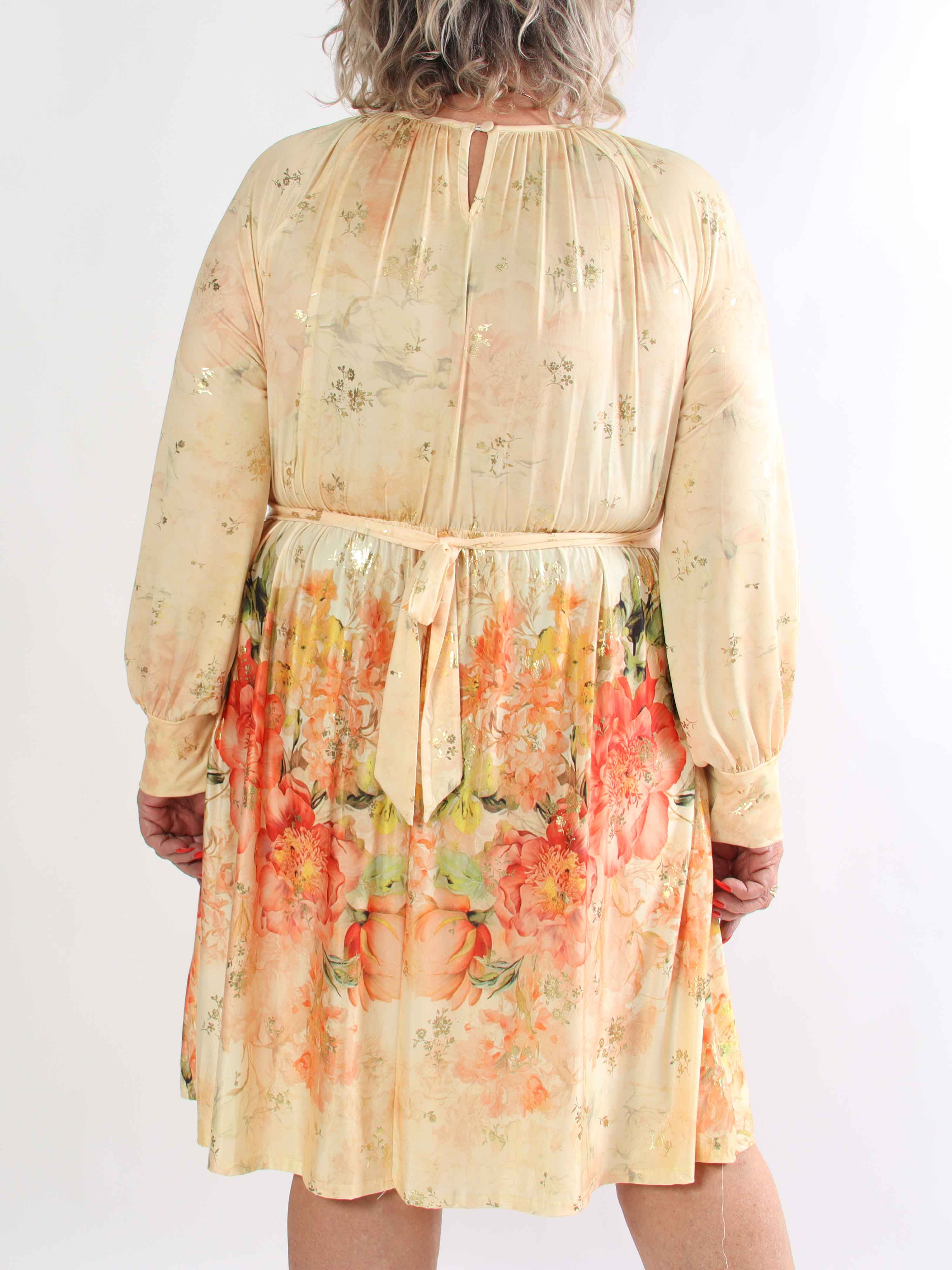 Paloma Ethereal Short - Plus size kjole med fint blomsterprint og gulddetaljer