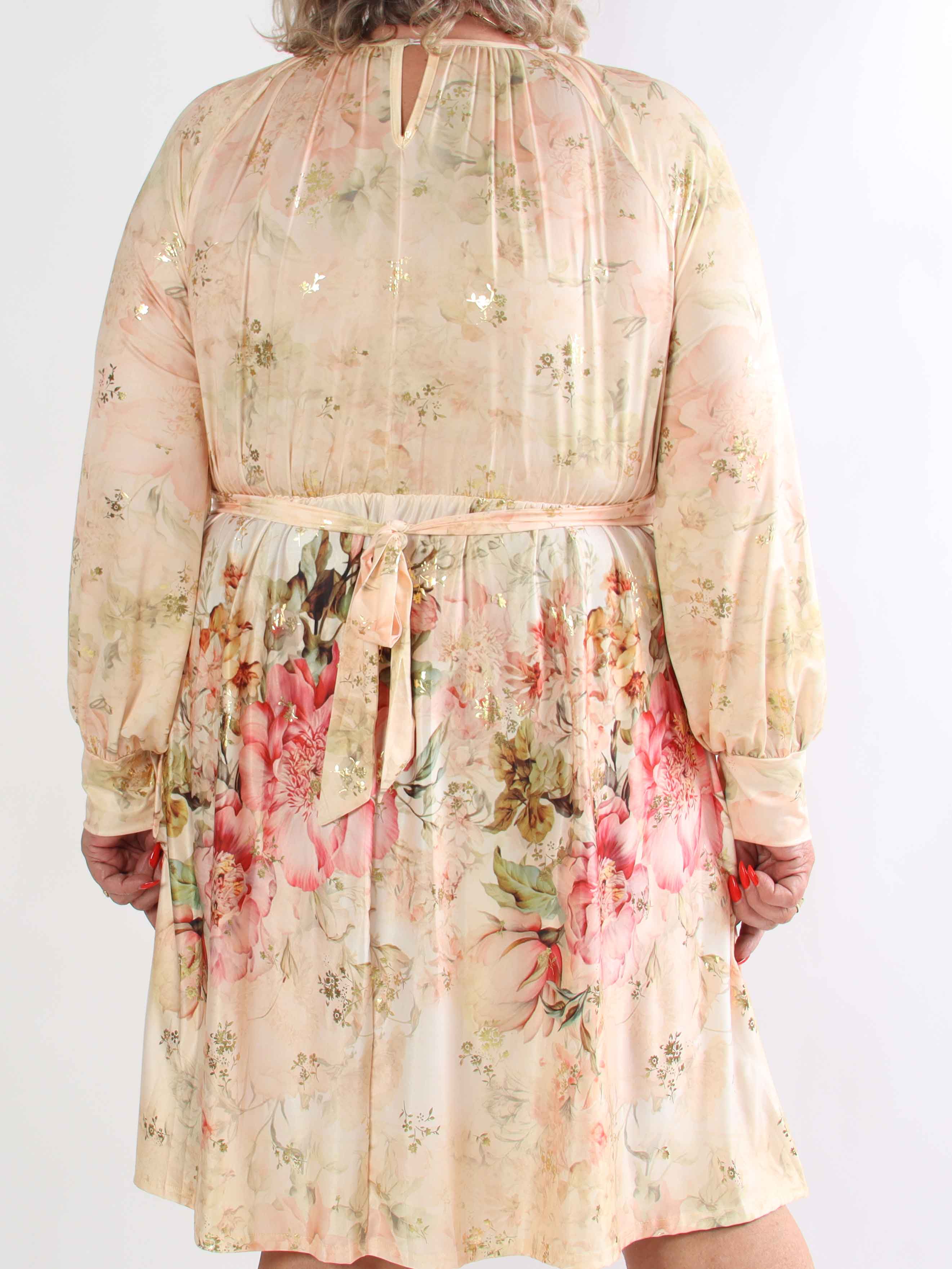 Paloma Ethereal Short - Plus size kjole med fint blomsterprint og gulddetaljer
