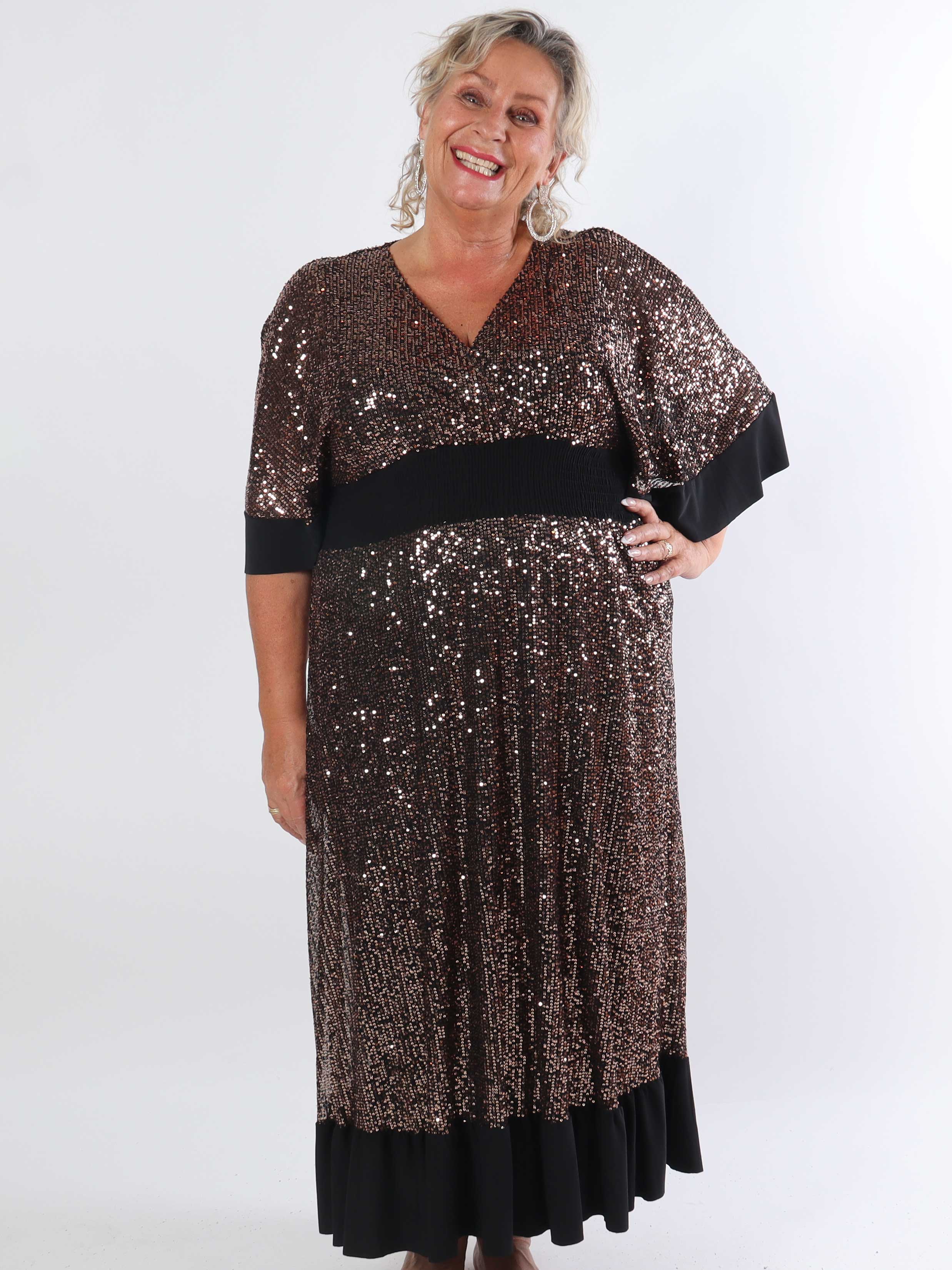 Pamela Glitter - Lång paljettklänning i plusstorlek med volanger och smock