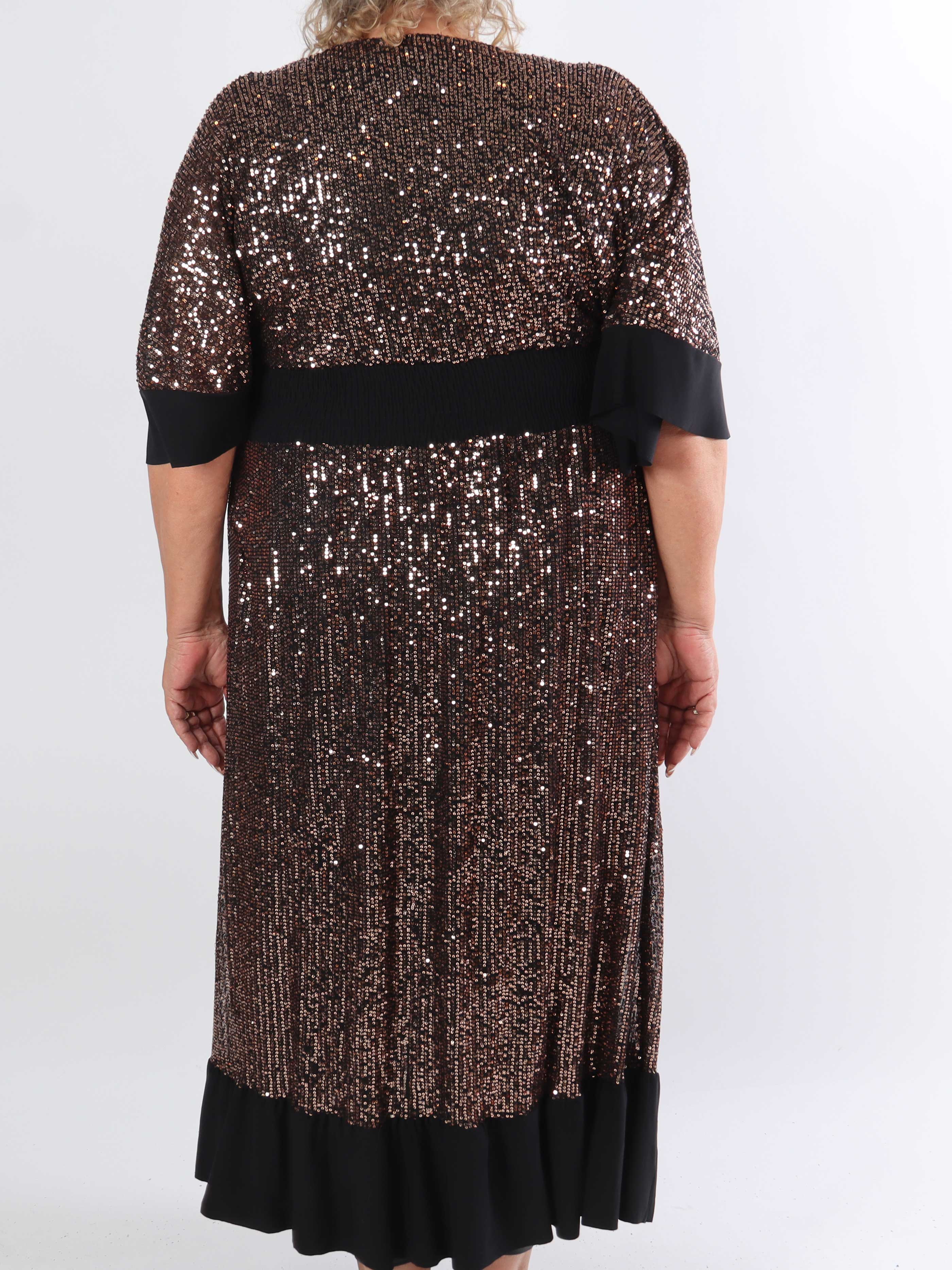 Pamela Glitter - Lång paljettklänning i plusstorlek med volanger och smock