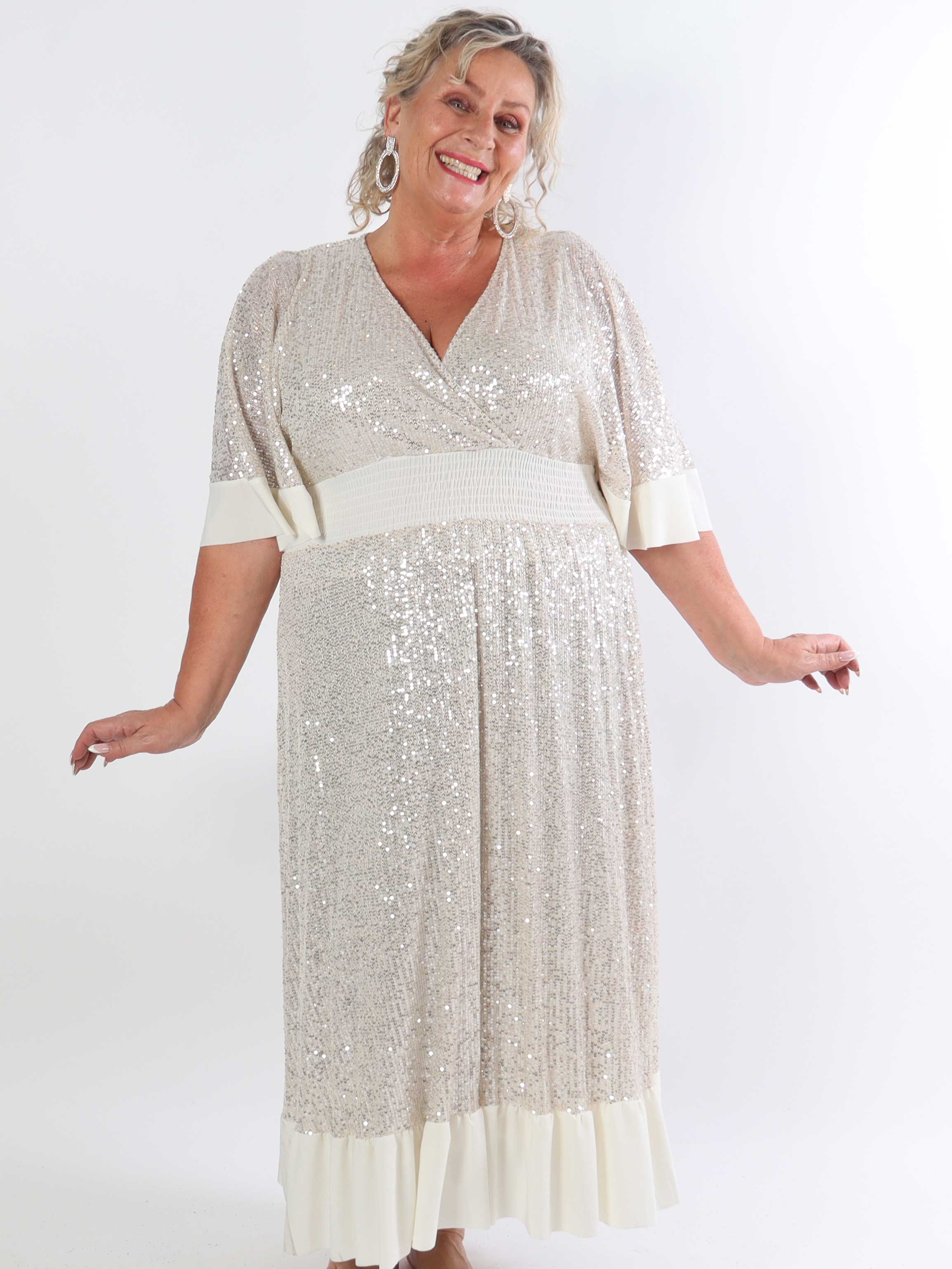 Pamela Glitter - Lång paljettklänning i plusstorlek med volanger och smock