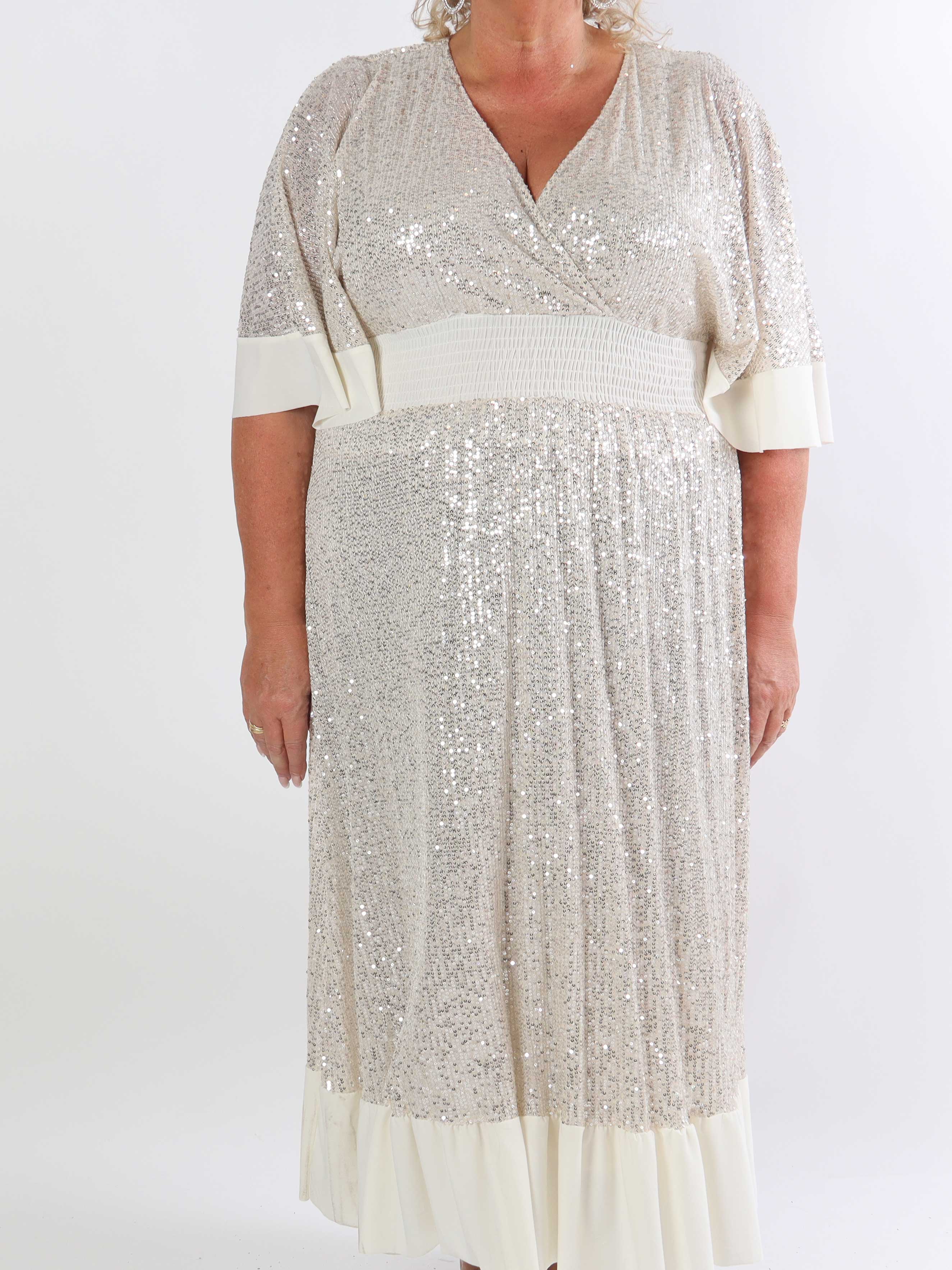 Pamela Glitter - Lång paljettklänning i plusstorlek med volanger och smock