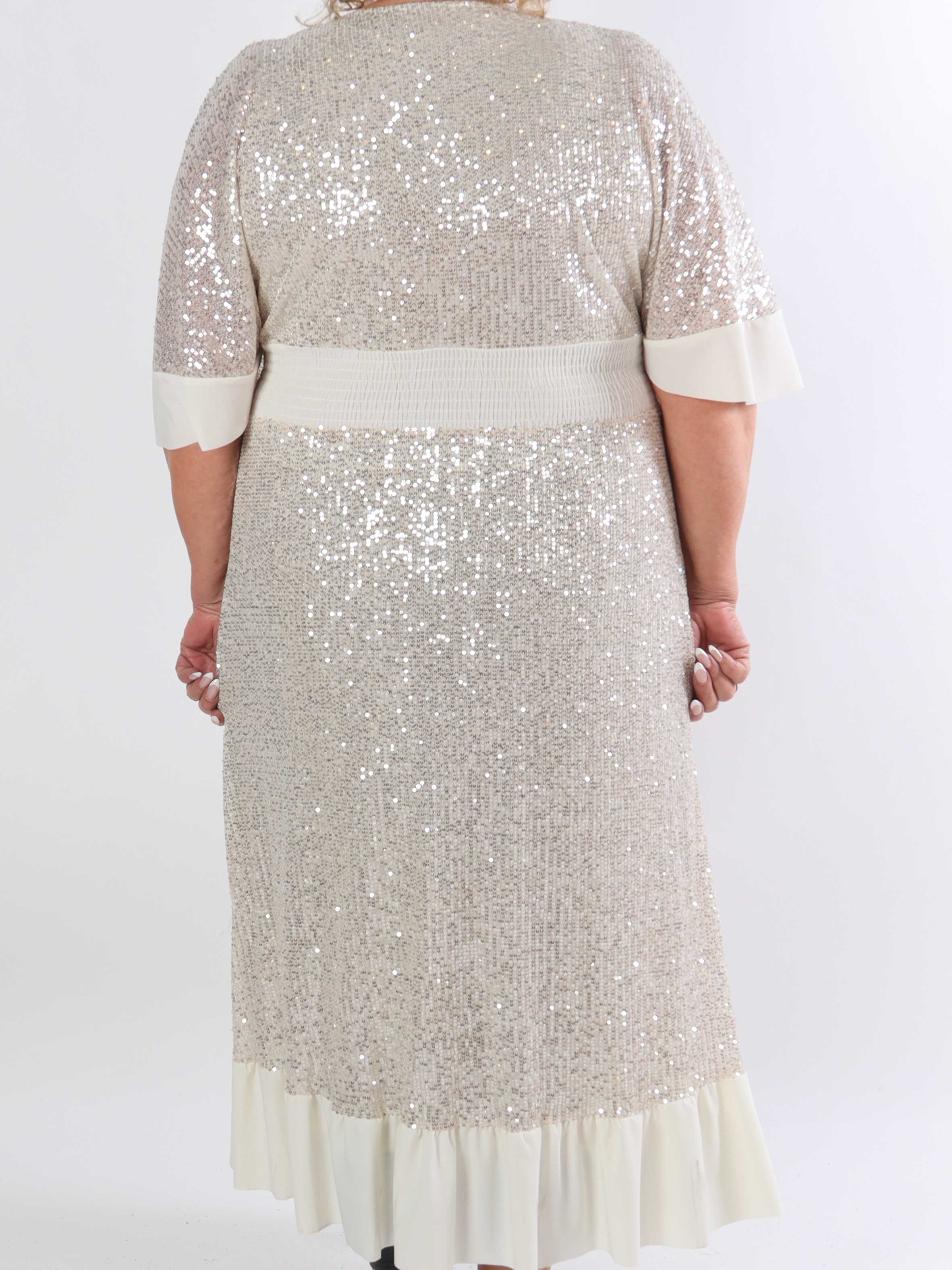 Pamela Glitter - Lång paljettklänning i plusstorlek med volanger och smock