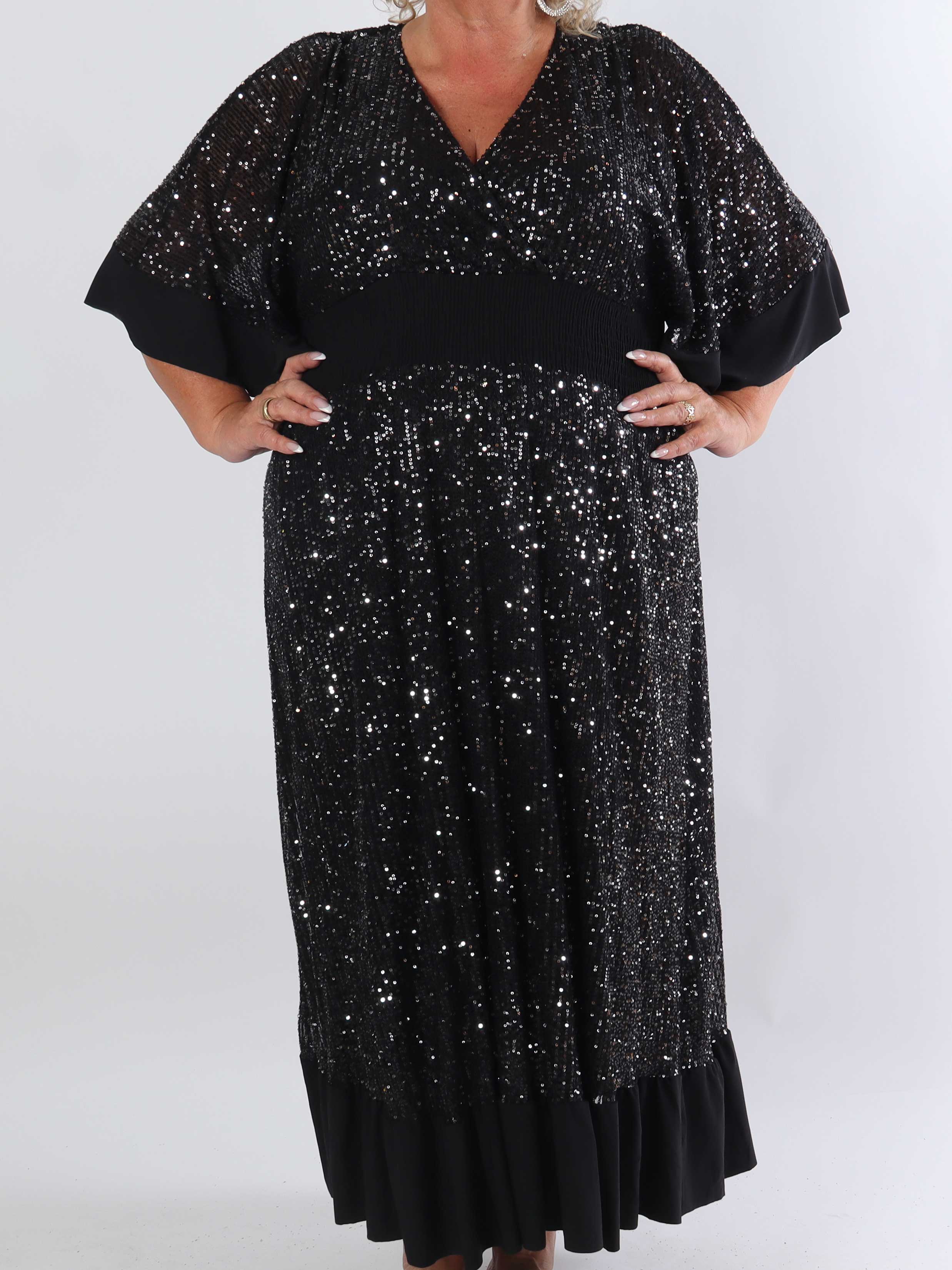 Pamela Glitter - Lång paljettklänning i plusstorlek med volanger och smock