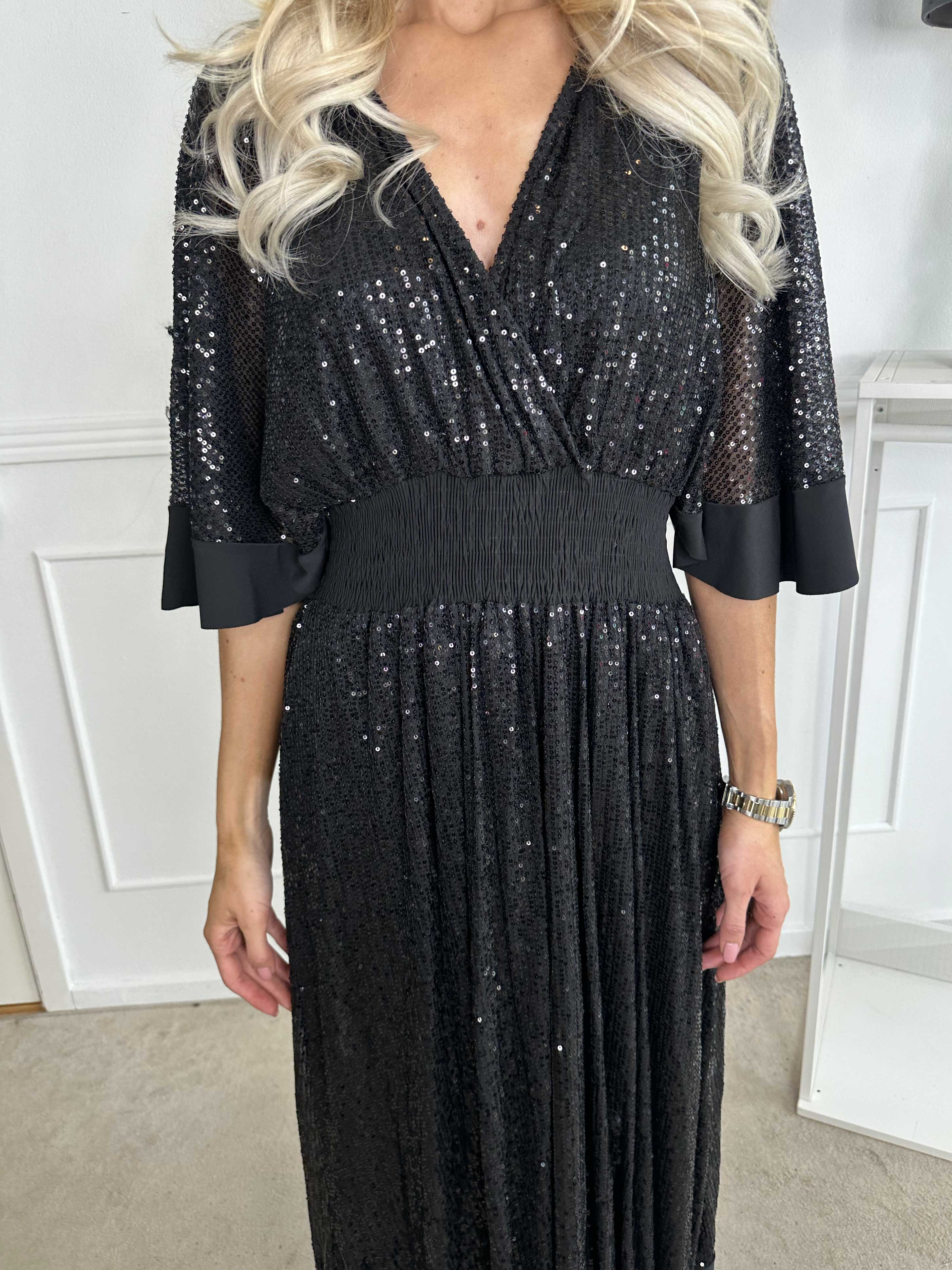 Pamela Glitter - Lång paljettklänning med volanger och smock