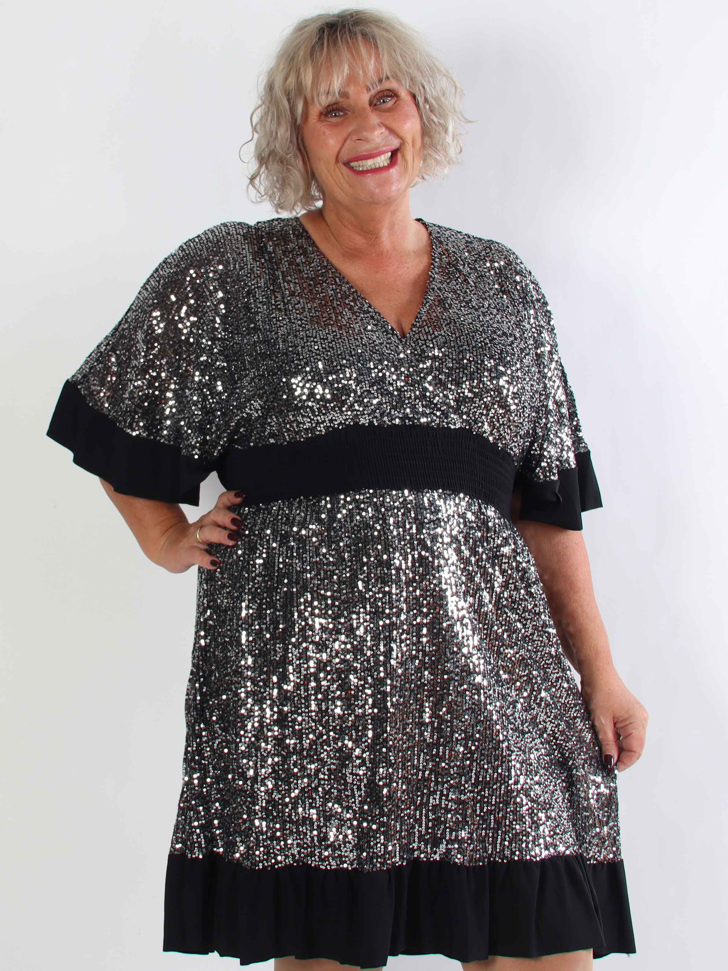 Pamela Glitter Short - Paljettklänning i plus size med volanger och smock