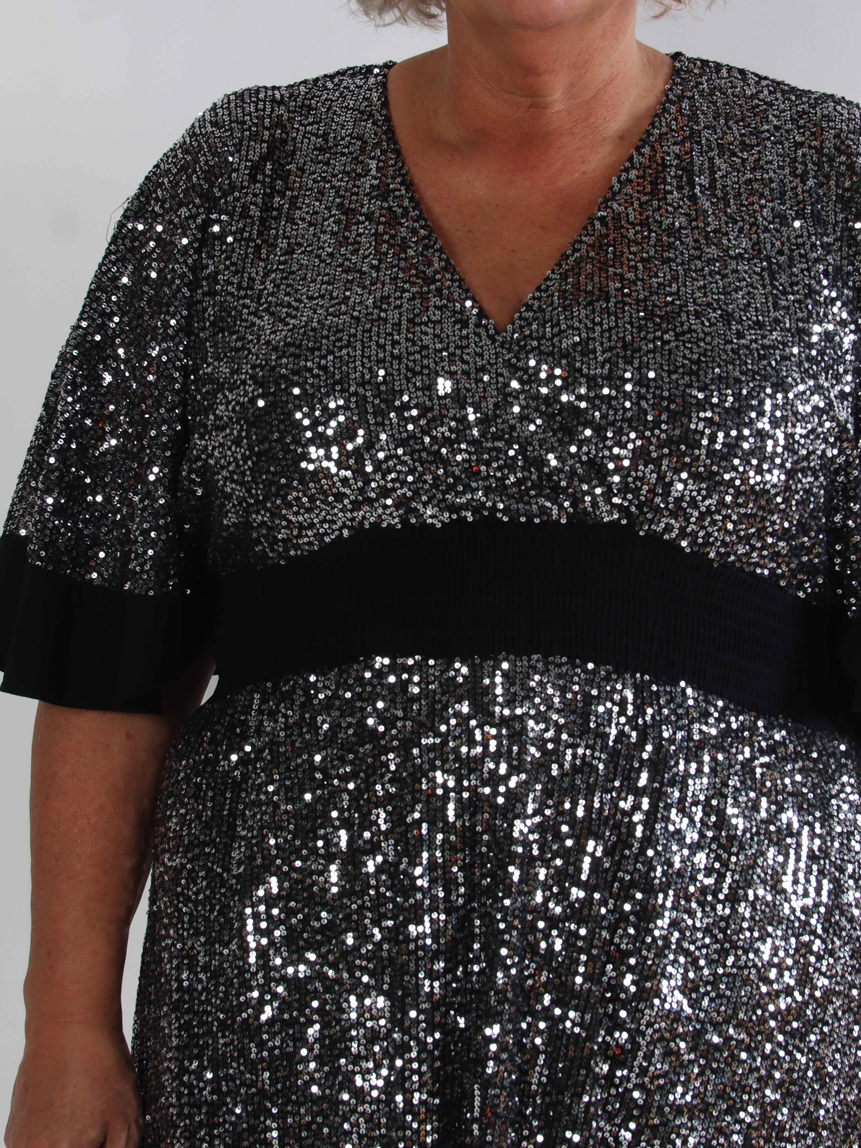 Pamela Glitter Short - Paljettklänning i plus size med volanger och smock