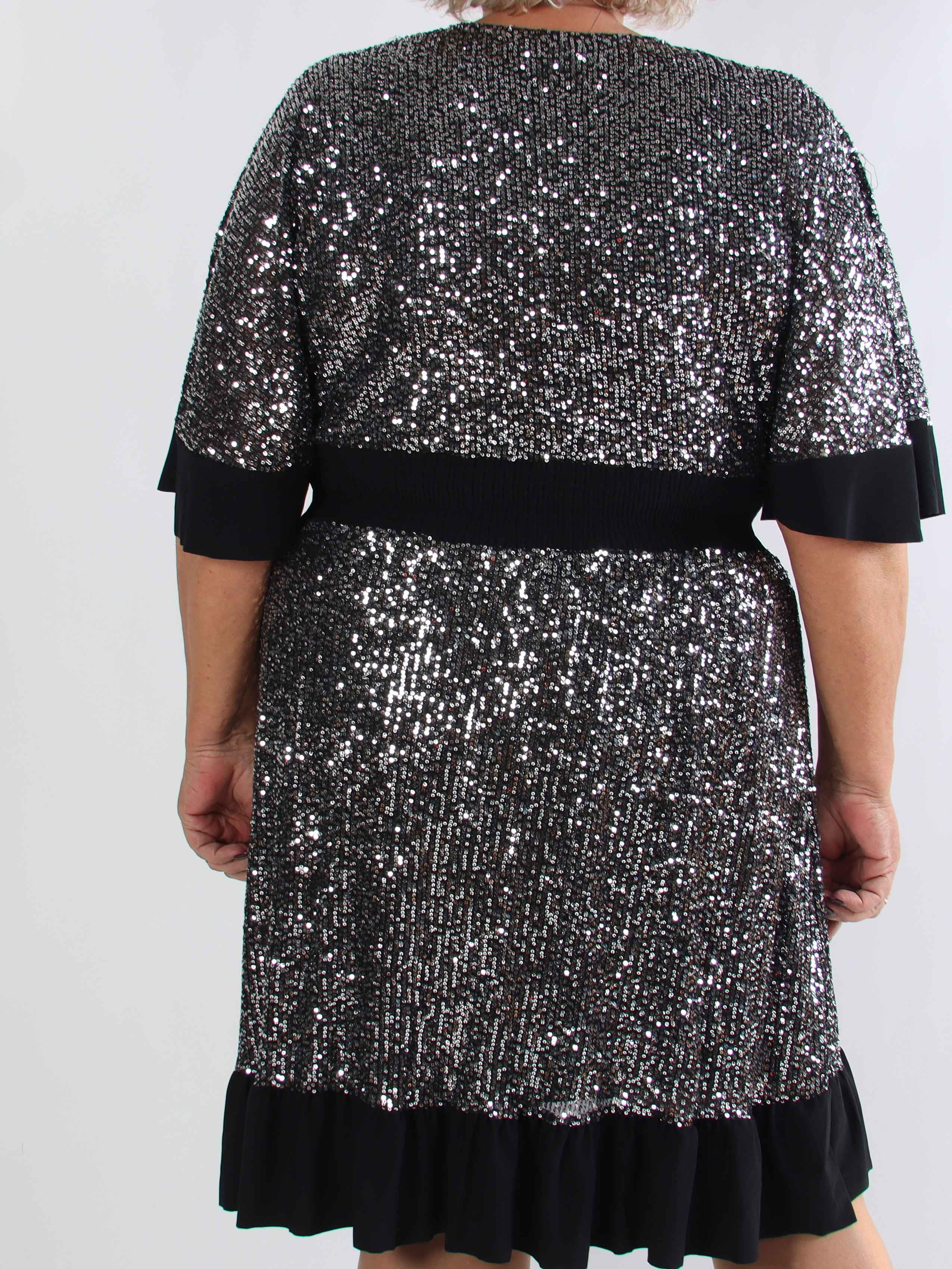 Pamela Glitter Short - Paljettklänning i plus size med volanger och smock