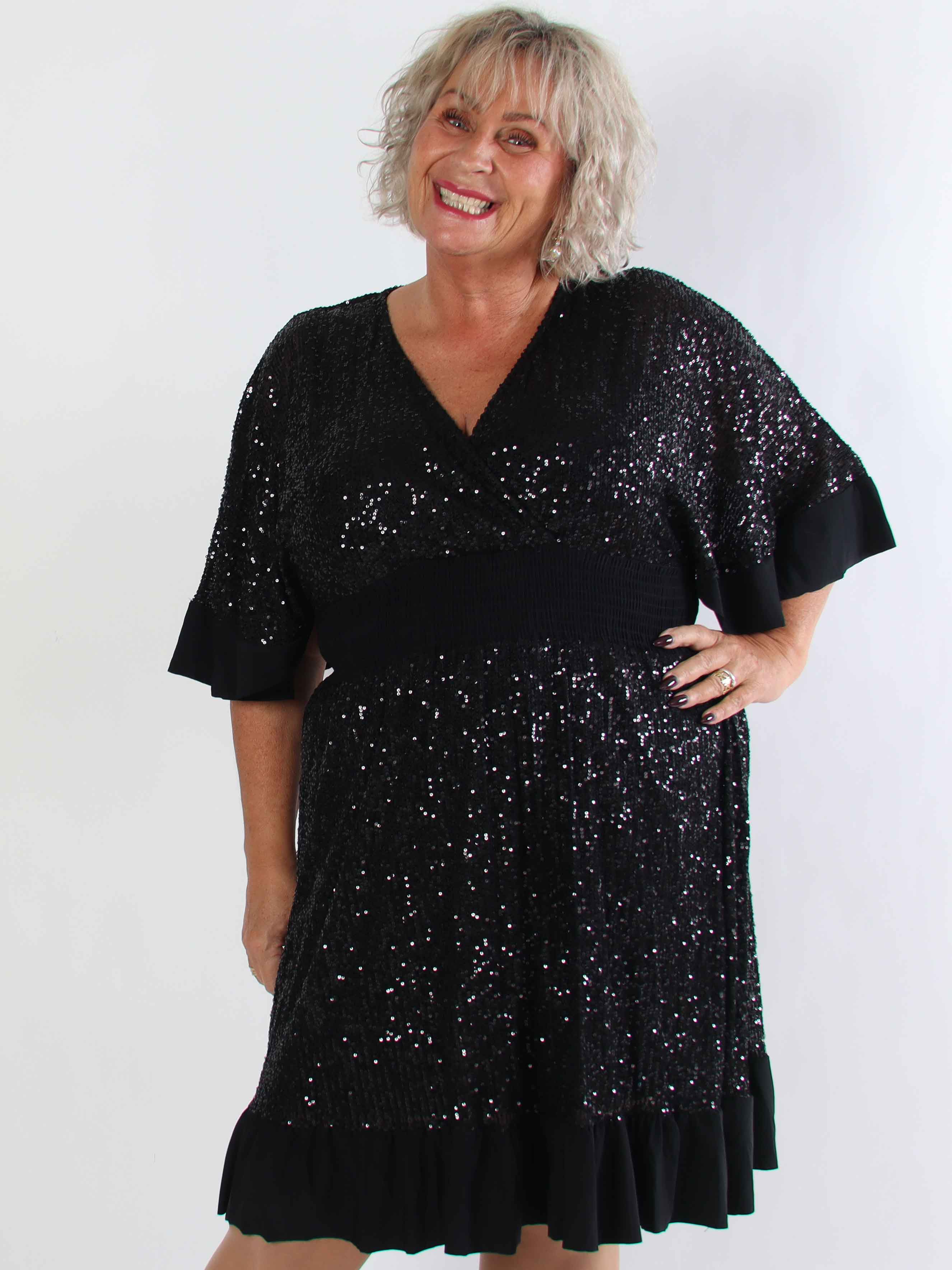 Pamela Glitter Short - Paljettklänning i plus size med volanger och smock