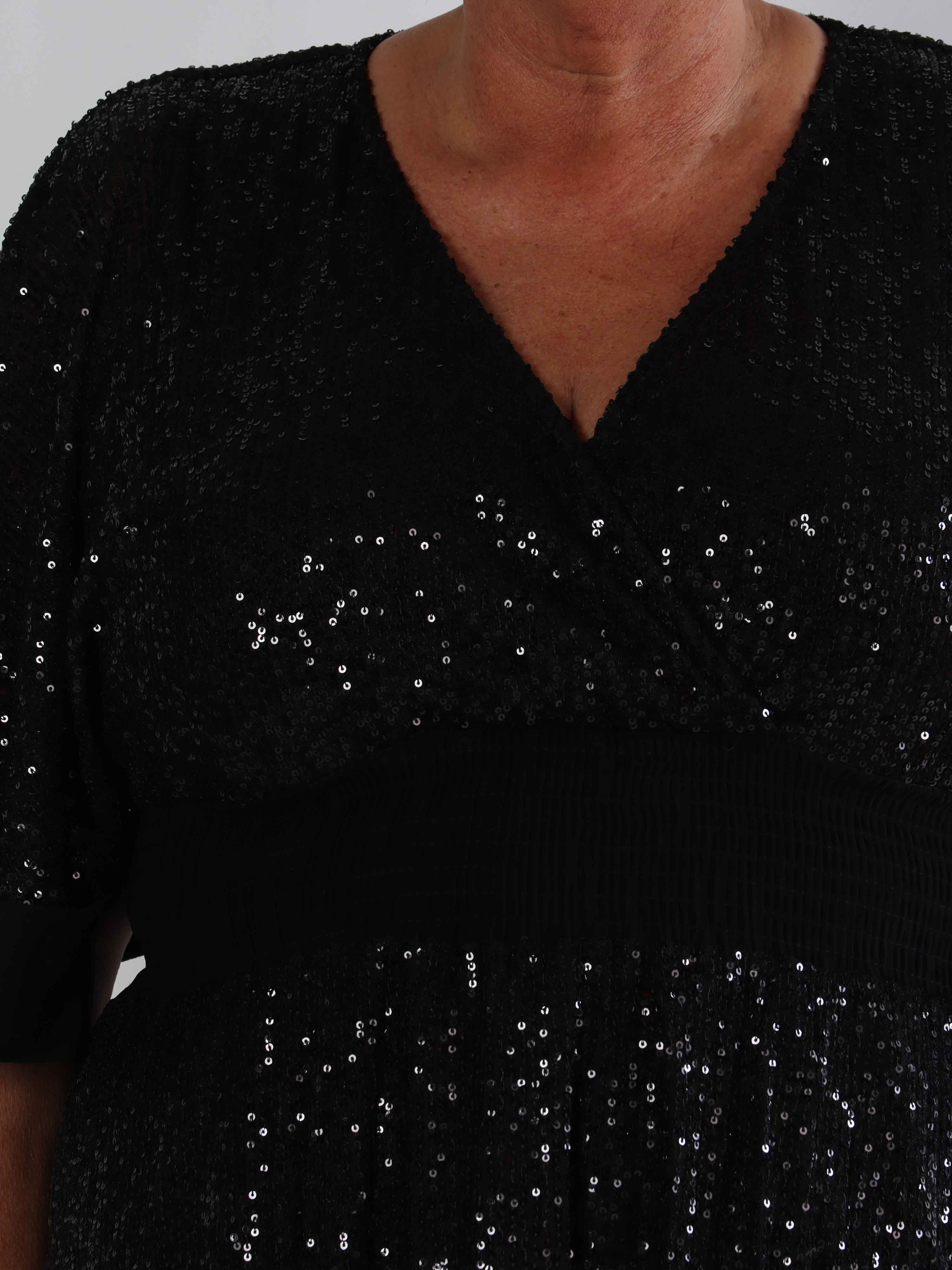 Pamela Glitter Short - Paljettklänning i plus size med volanger och smock