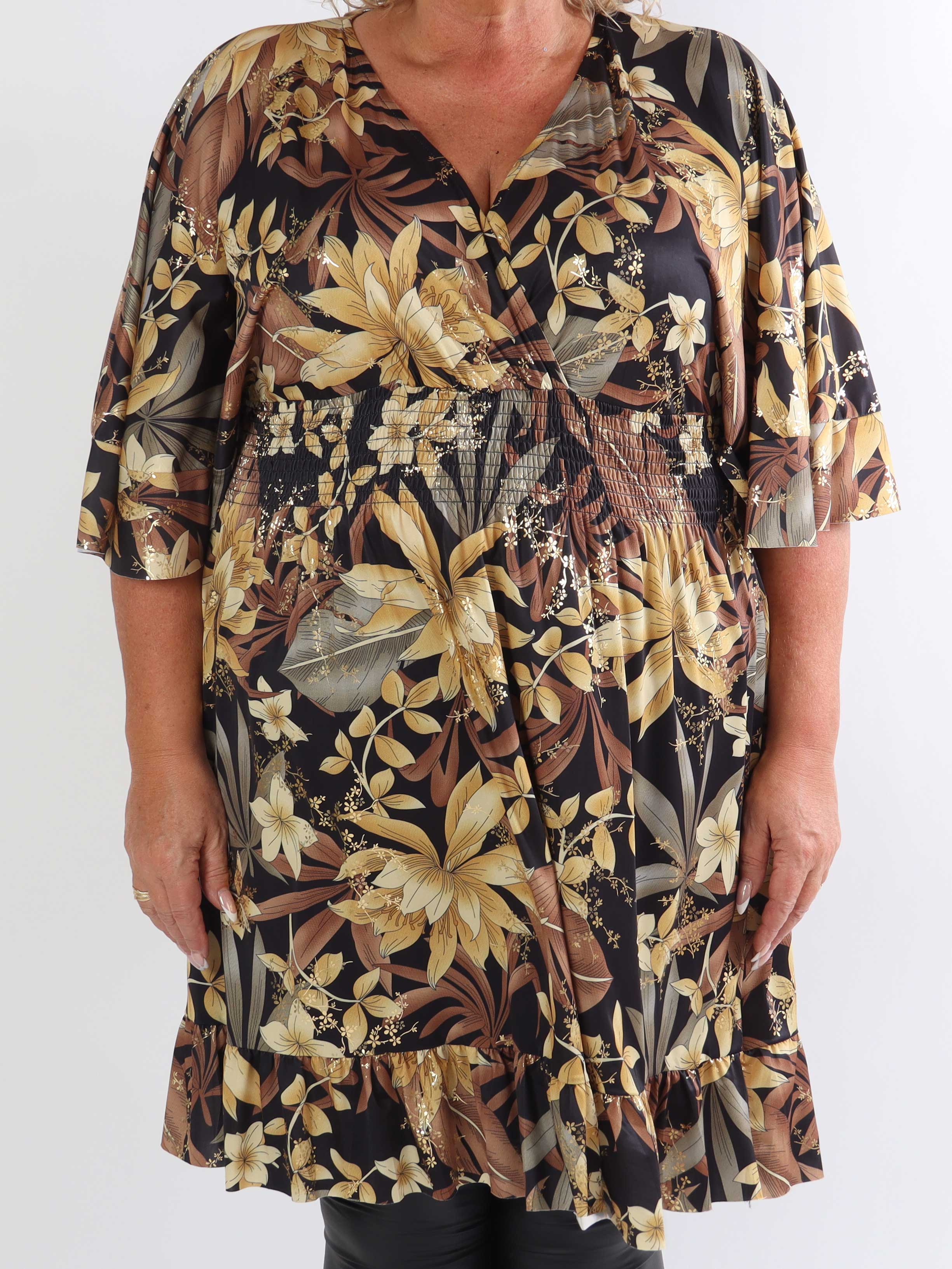 Pamela Gold Flower Short - Elastisk plus size-klänning med smock och volanger
