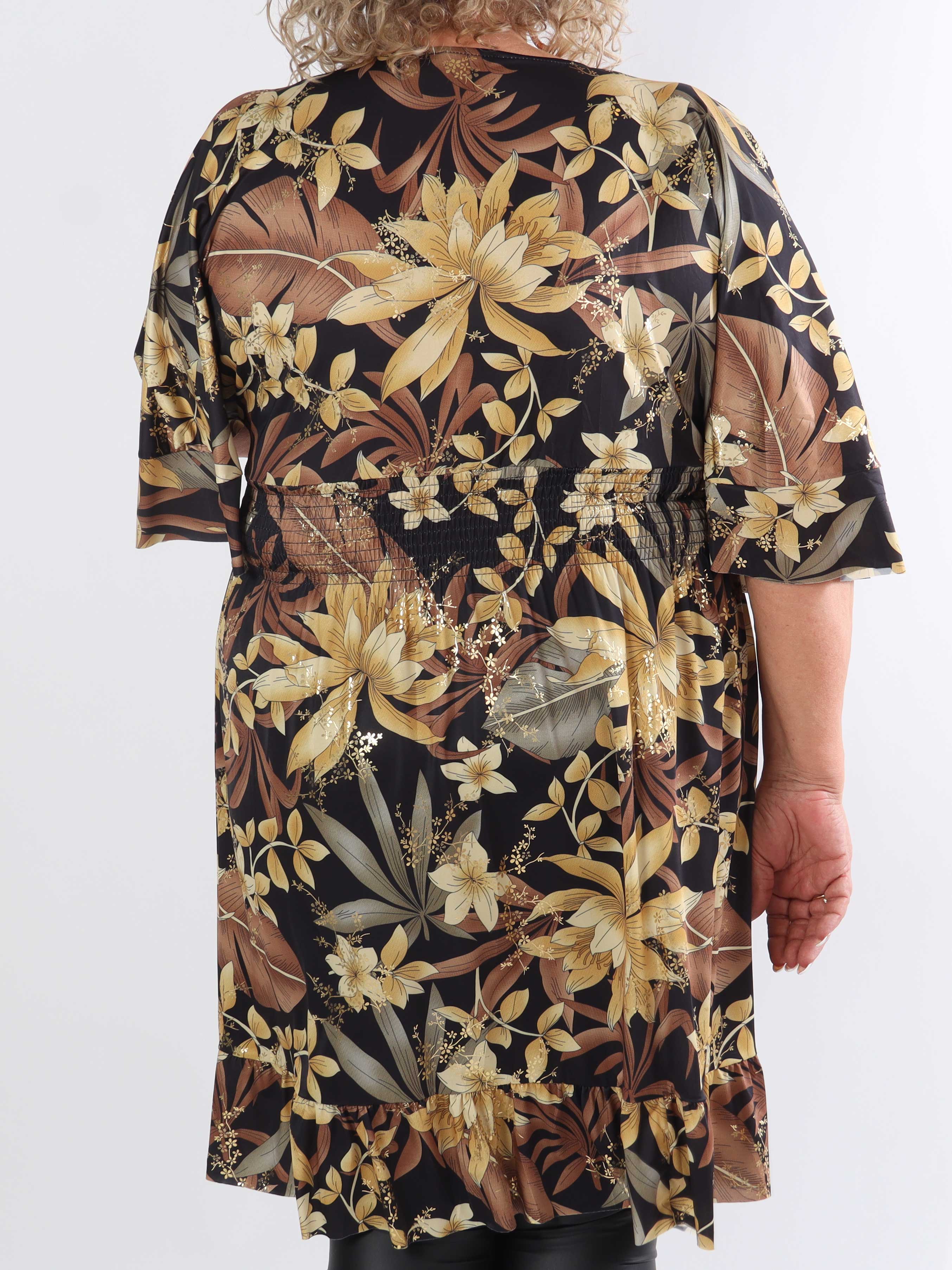 Pamela Gold Flower Short - Elastisk plus size-klänning med smock och volanger