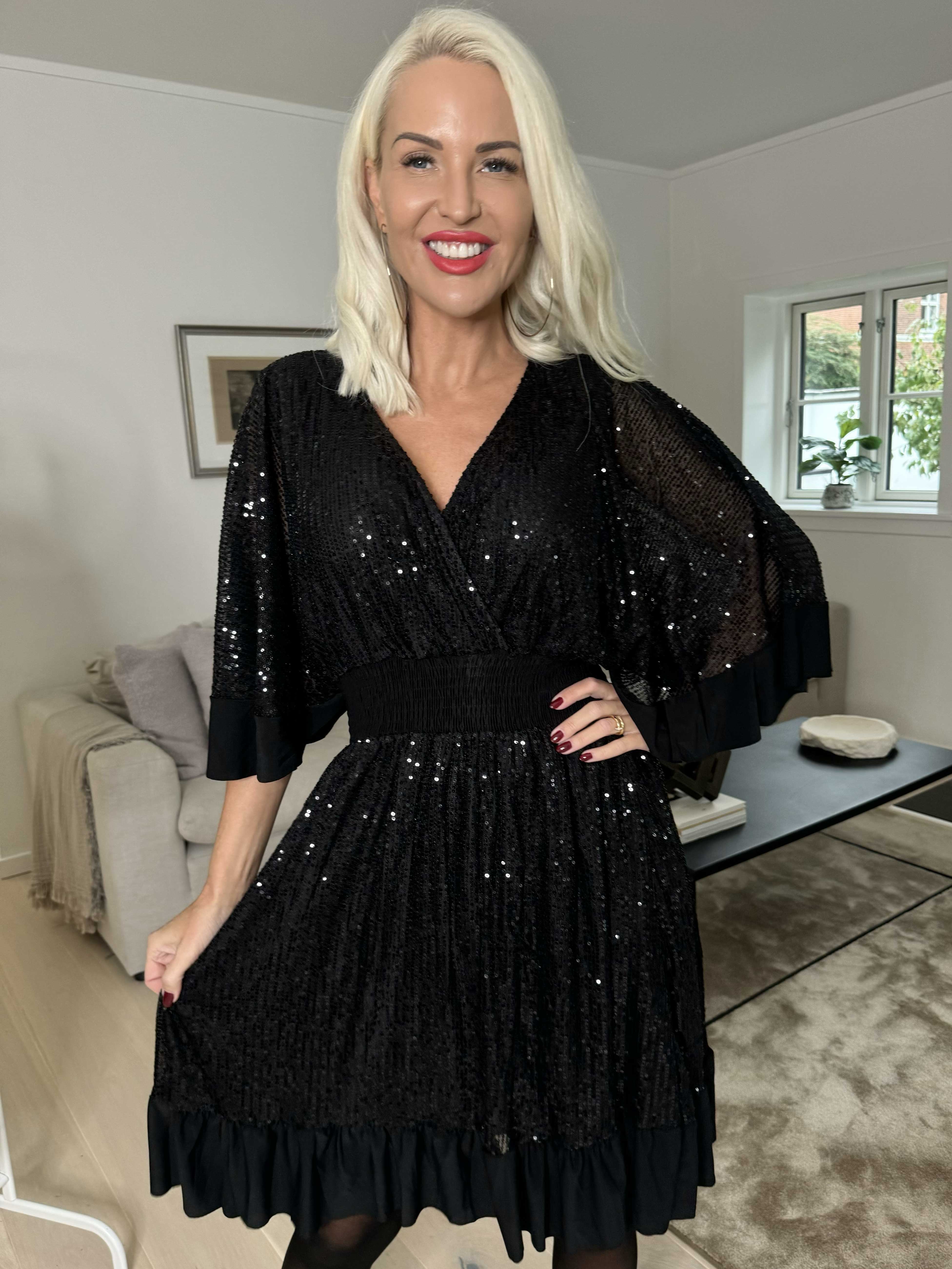 Pamela Glitter Short - Paljettklänning med volanger och smock