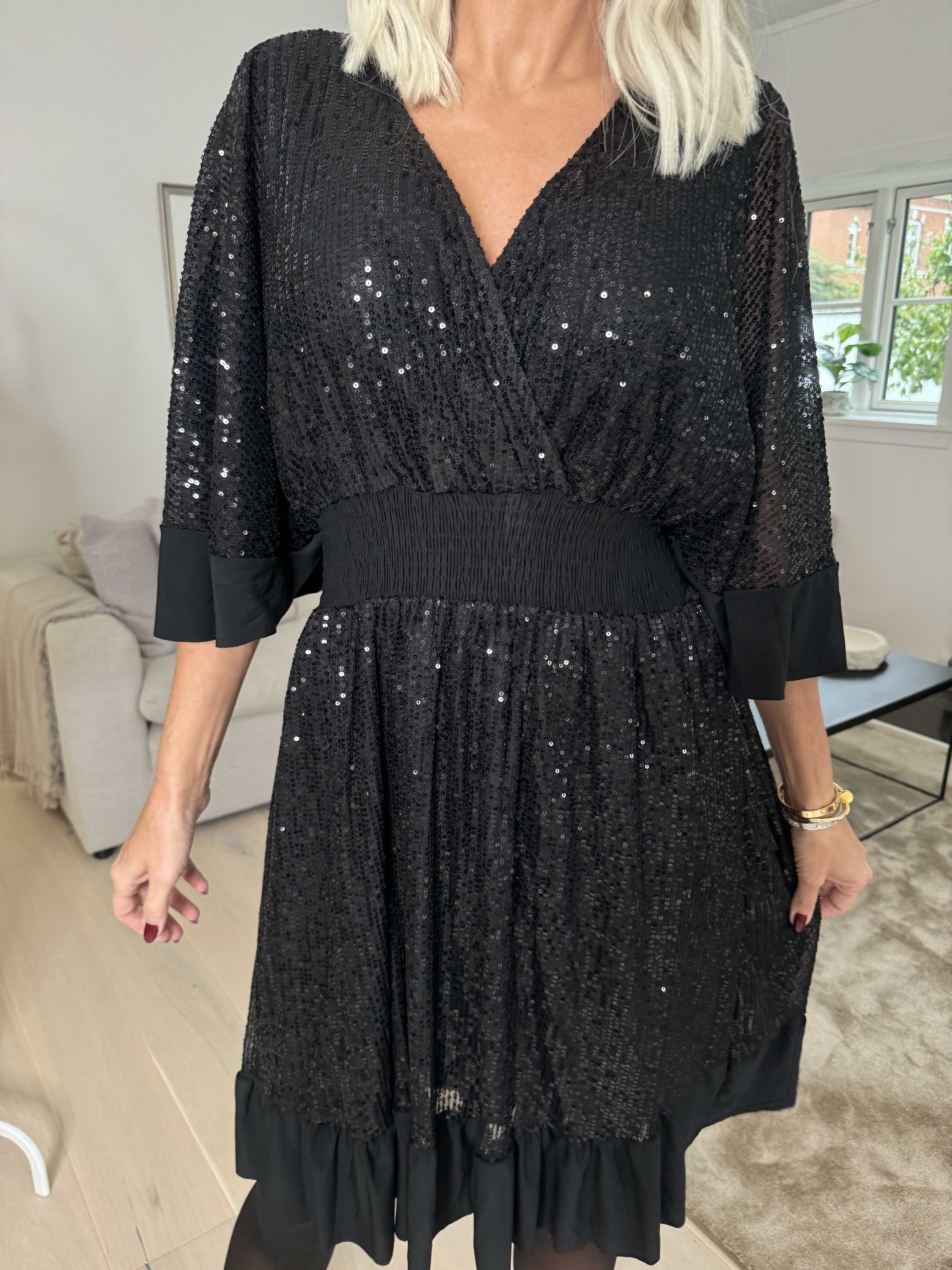 Pamela Glitter Short - Paljettklänning med volanger och smock