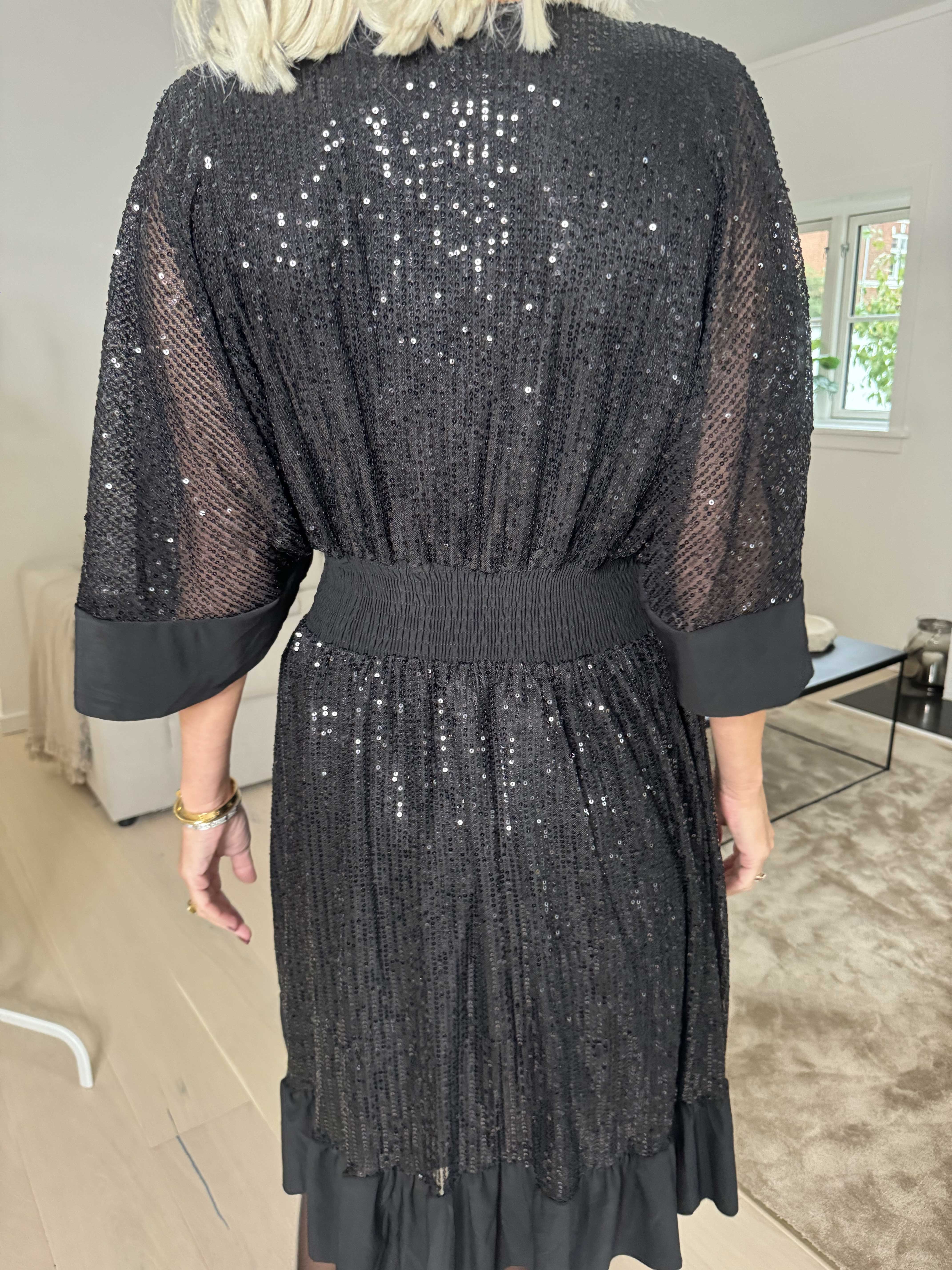 Pamela Glitter Short - Paljettklänning med volanger och smock