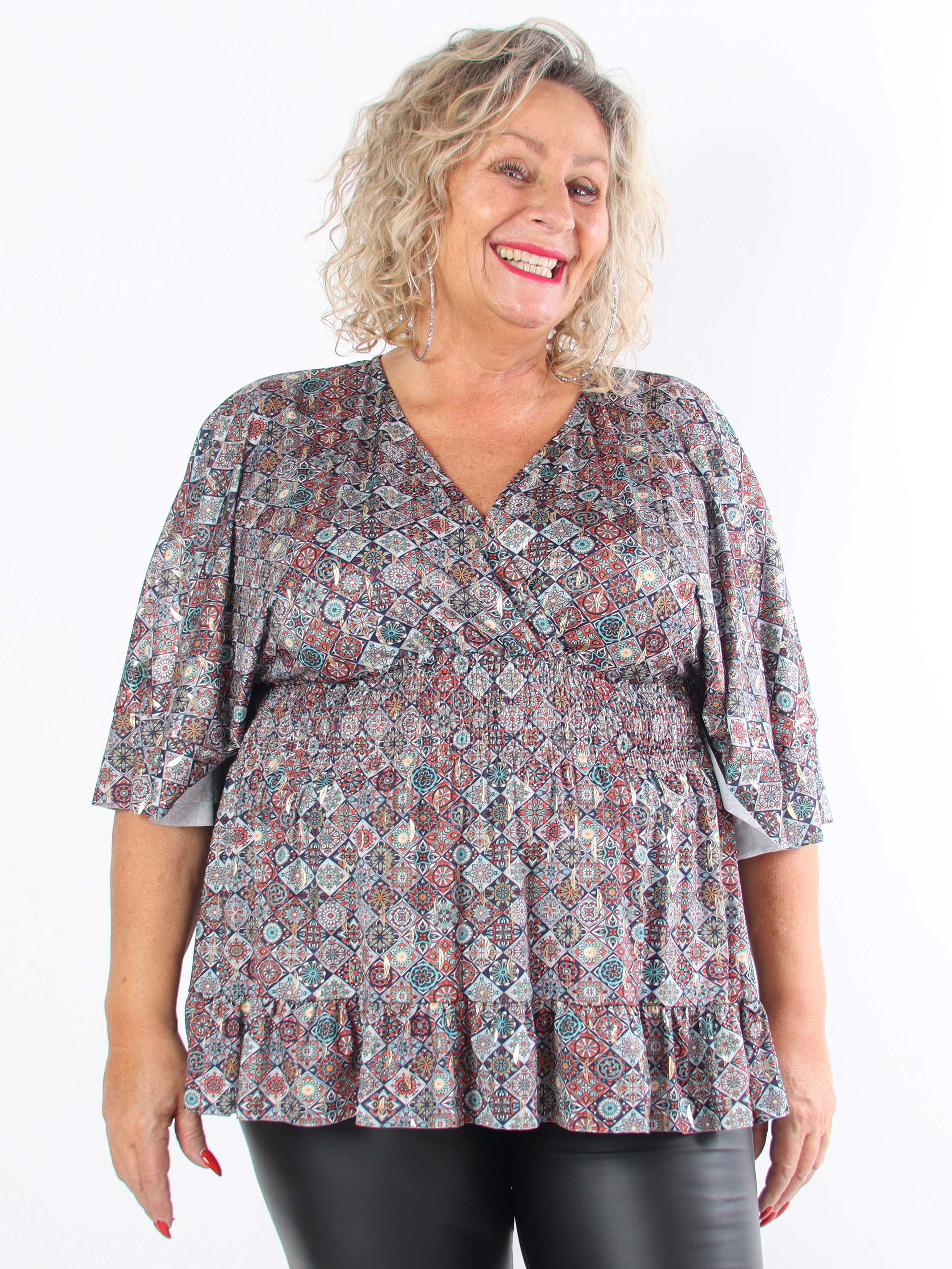 Pamela Mosaic Shirt - Elastisk plus size tunika med smock och volanger