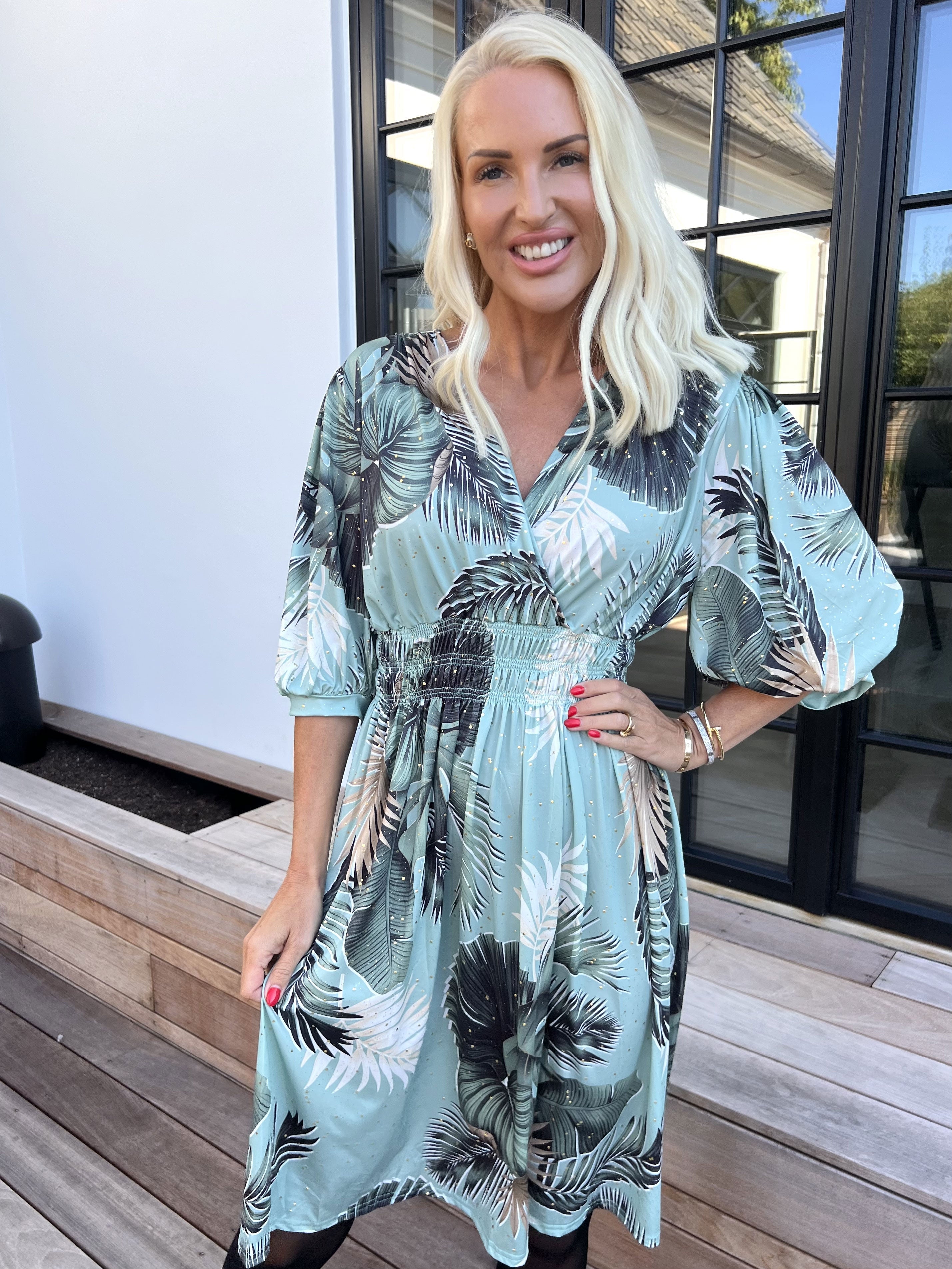 Pamina Palm Short - Elastisk klänning med bladmotiv och gulddamm