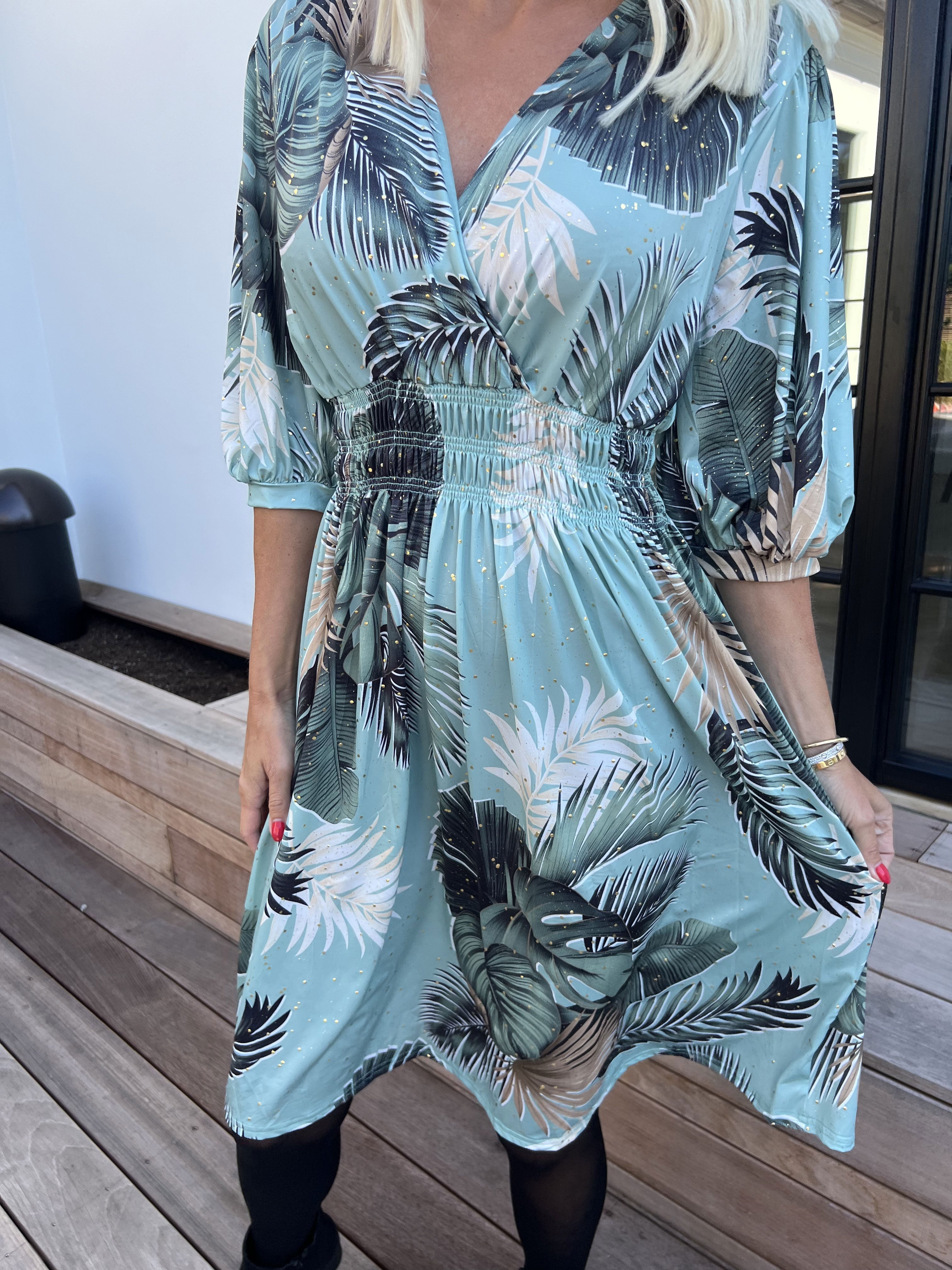 Pamina Palm Short - Elastisk klänning med bladmotiv och gulddamm