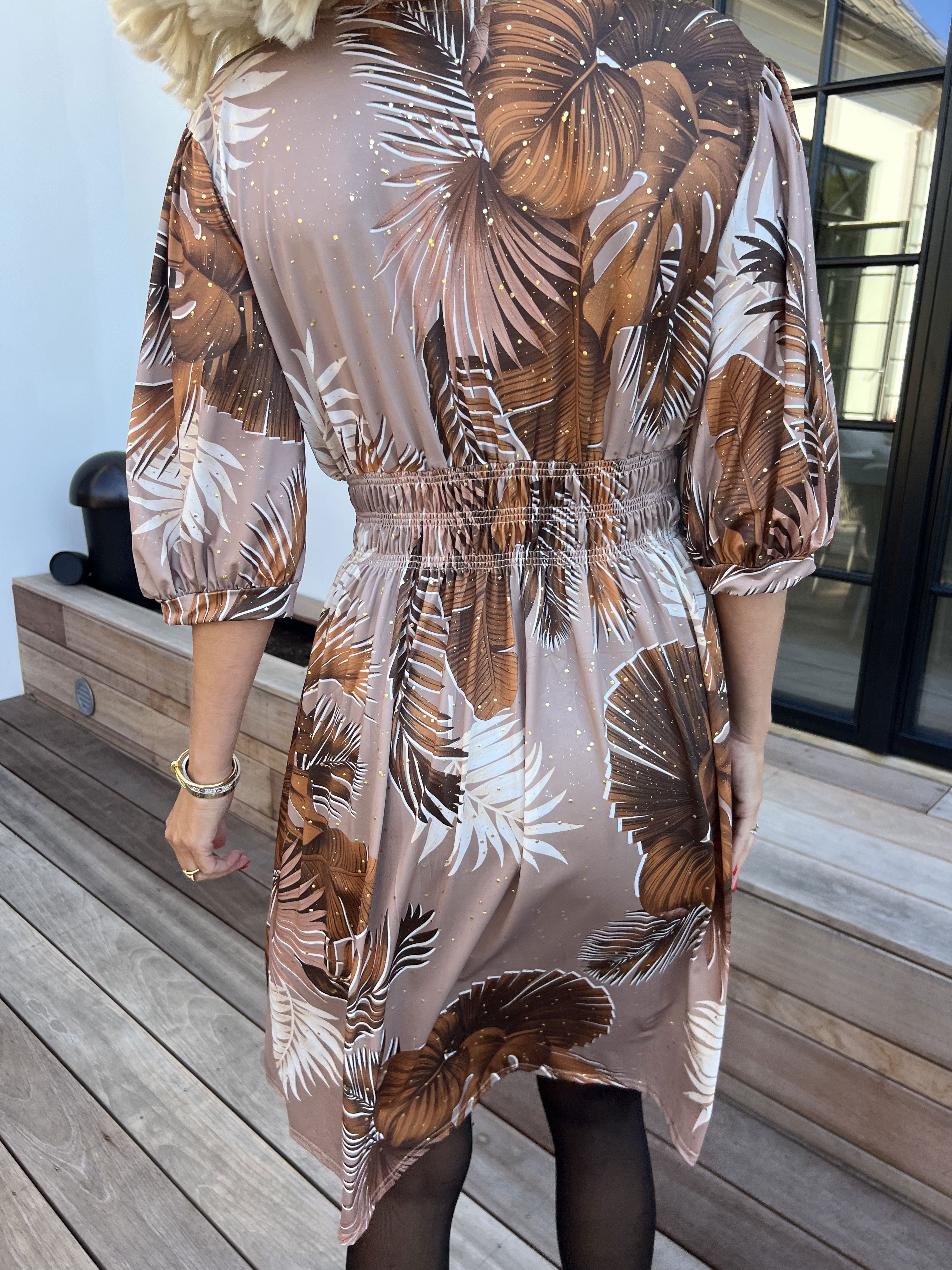 Pamina Palm Short - Elastisk klänning med bladmotiv och gulddamm
