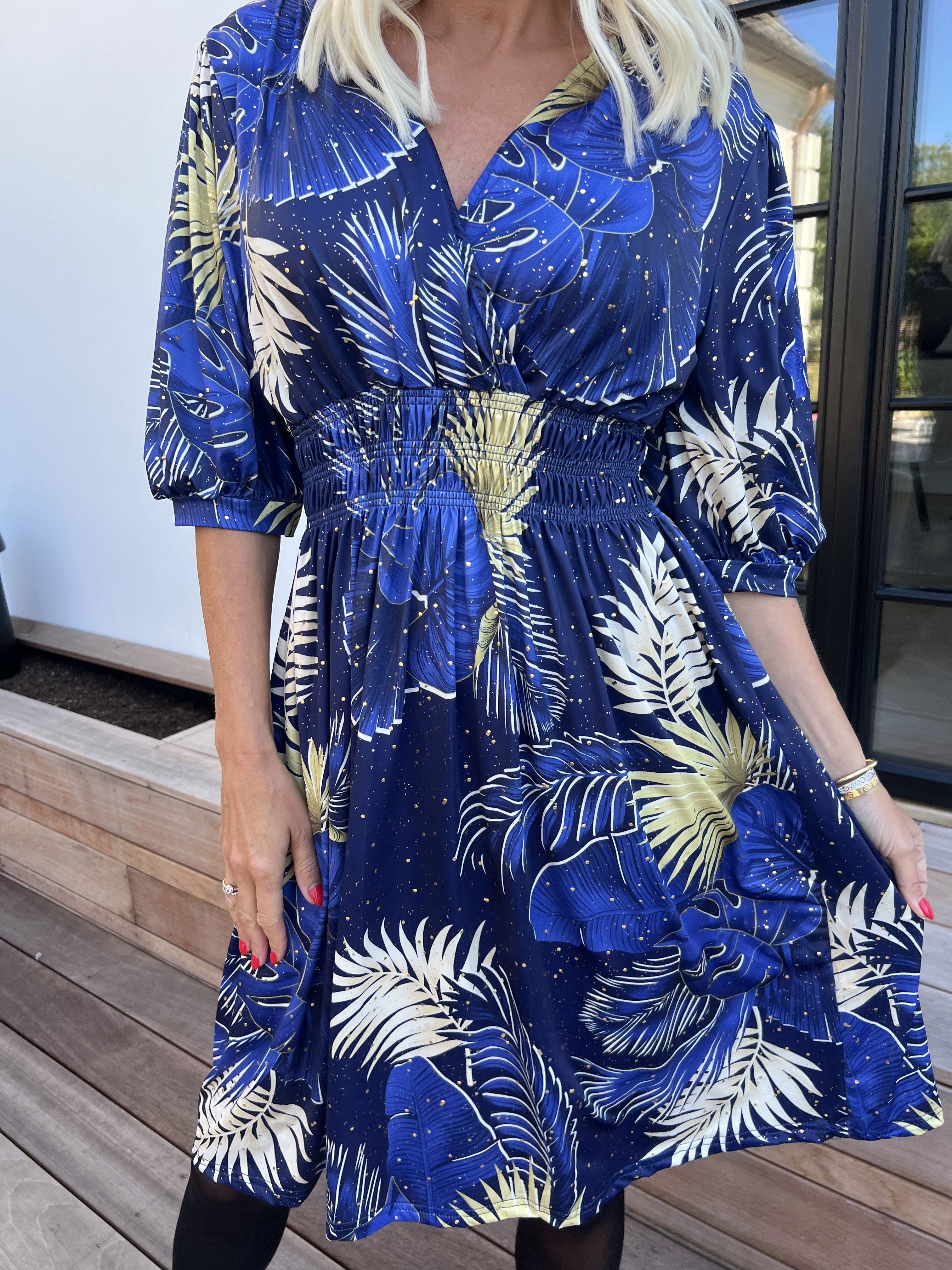 Pamina Palm Short - Elastisk klänning med bladmotiv och gulddamm