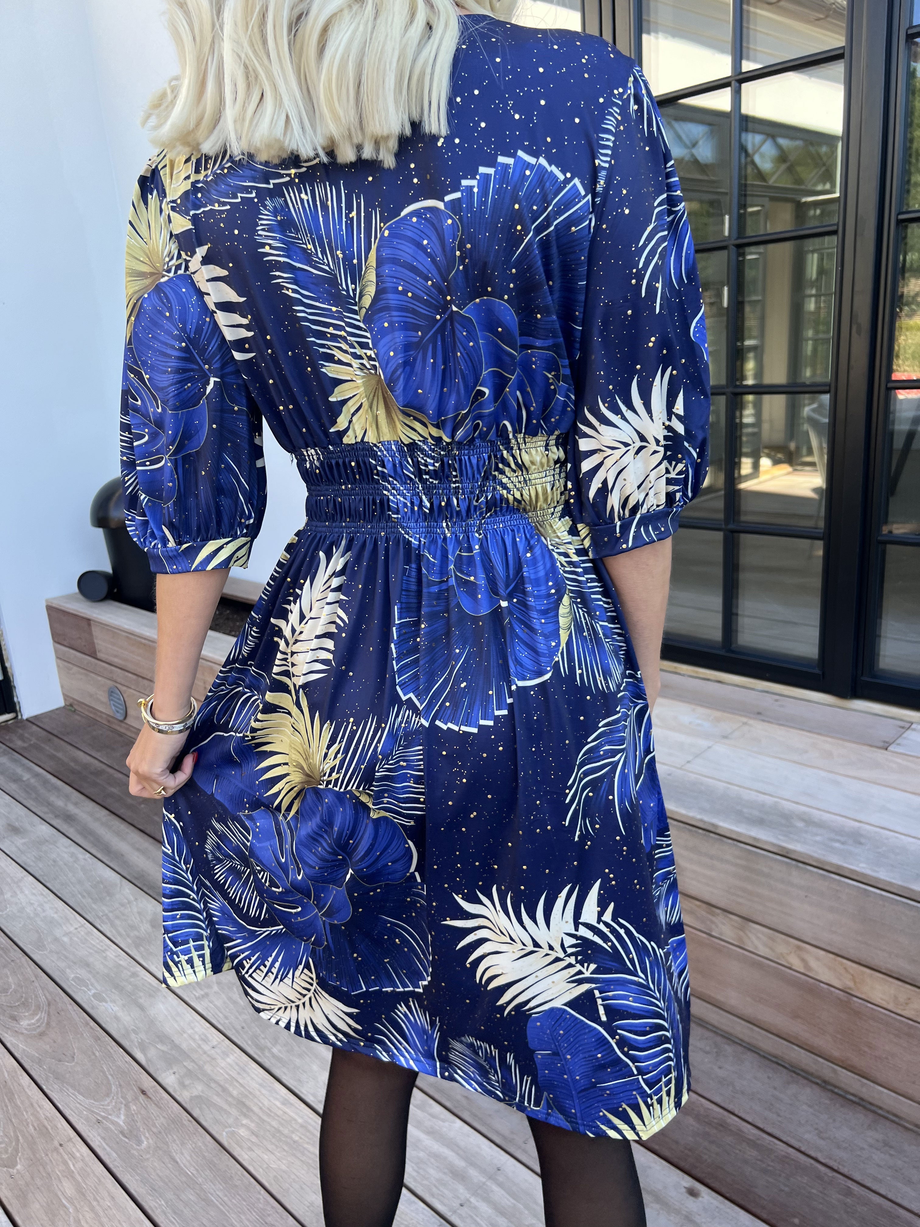 Pamina Palm Short - Elastisk klänning med bladmotiv och gulddamm